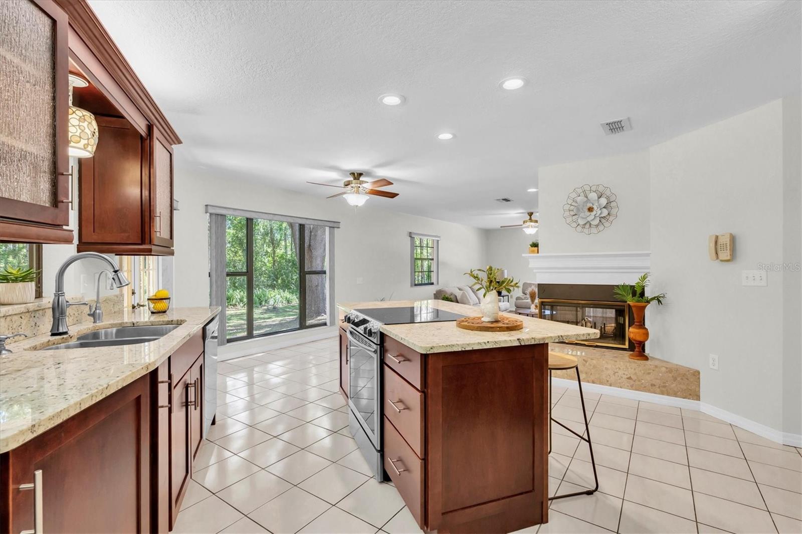 Listing photo id 7 for 6454 Summerfield Loop