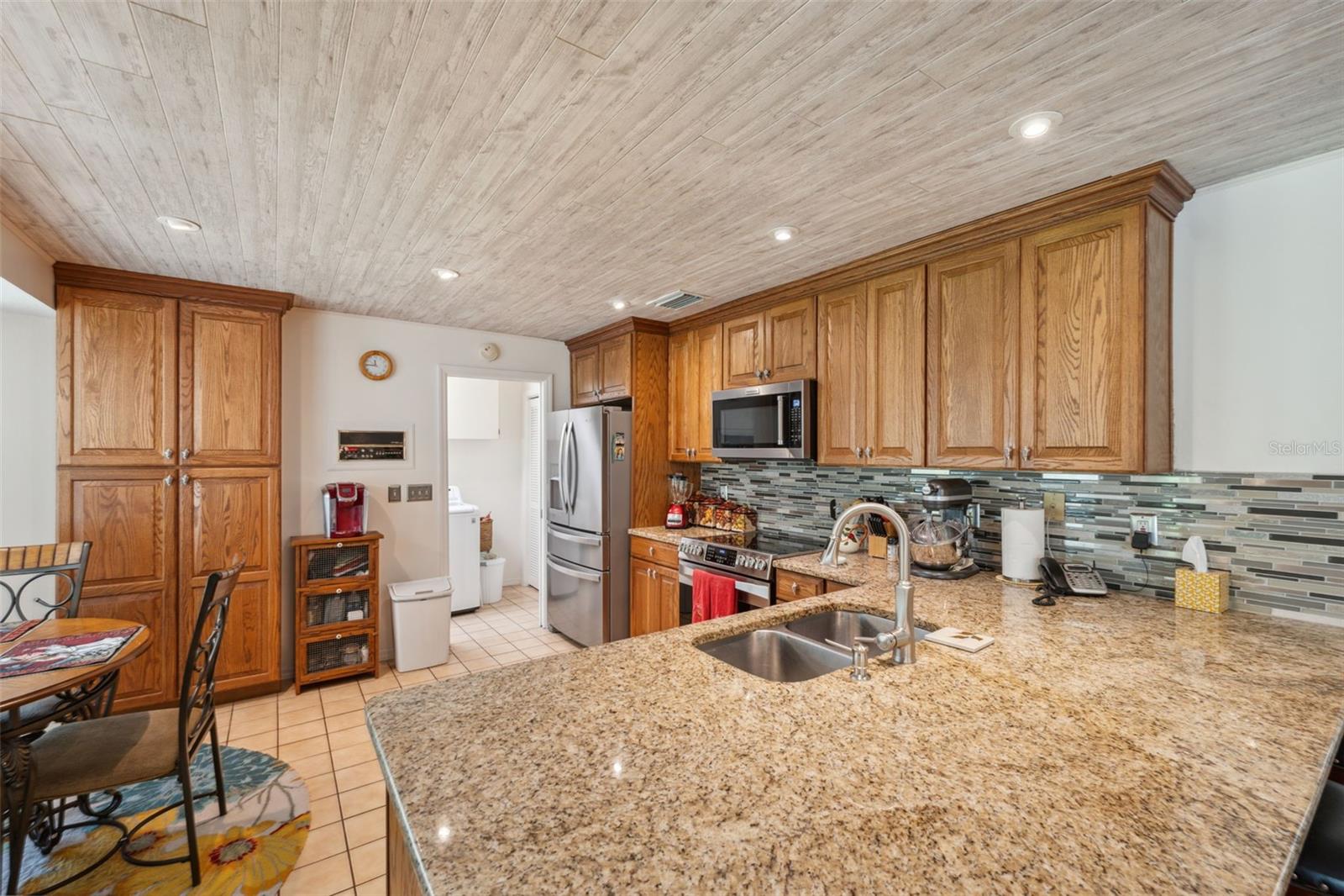 Listing photo id 10 for 1212 Redding Street