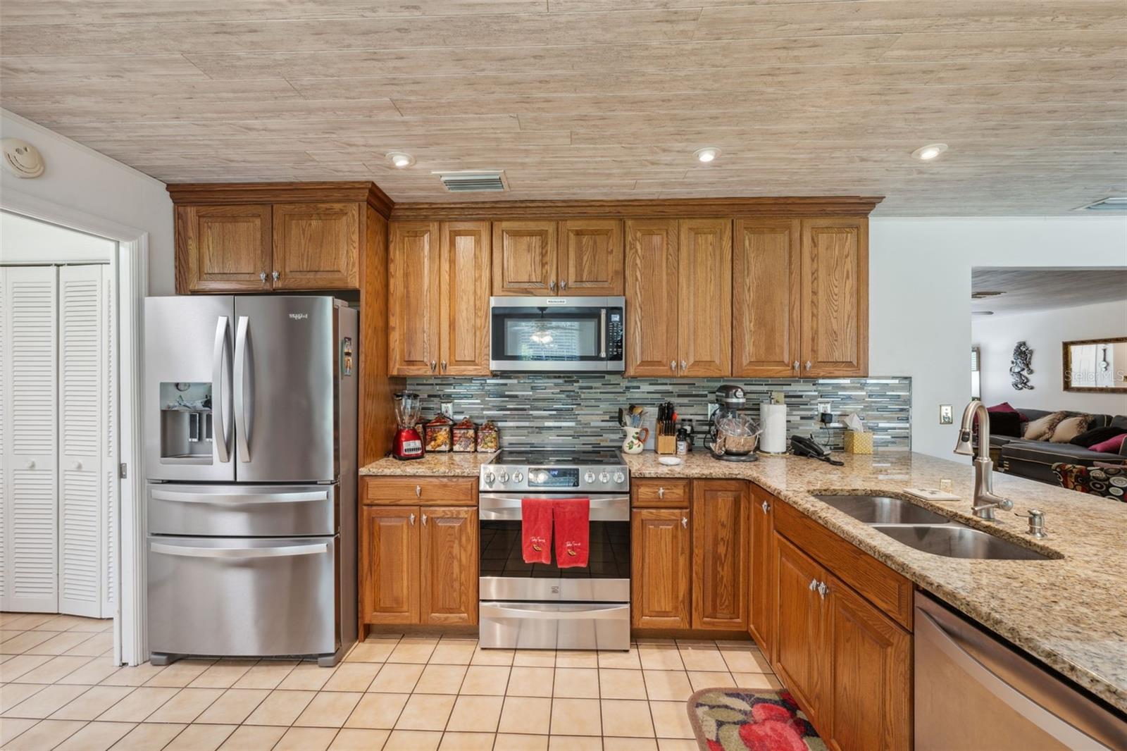 Listing photo id 11 for 1212 Redding Street