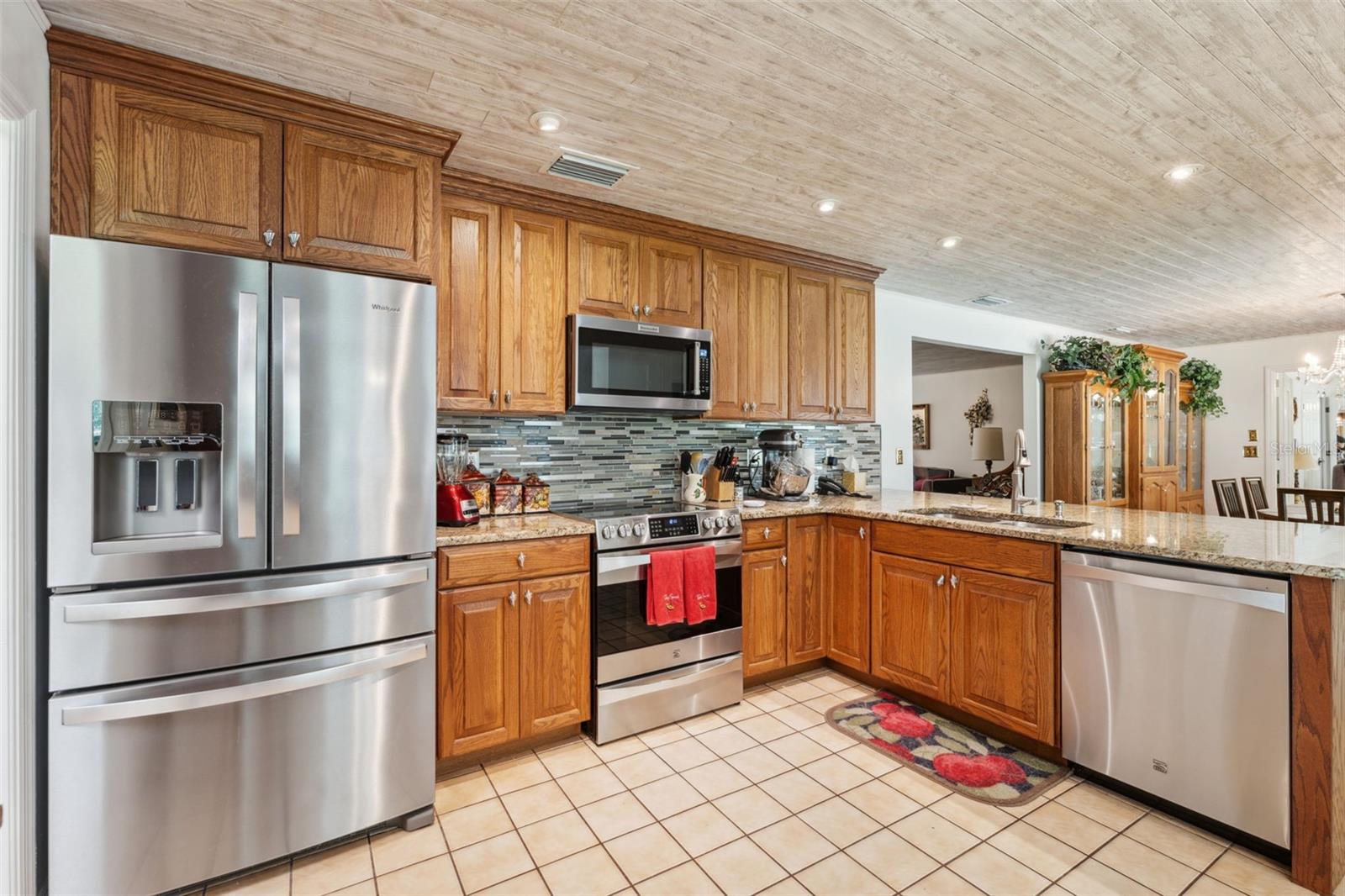 Listing photo id 12 for 1212 Redding Street