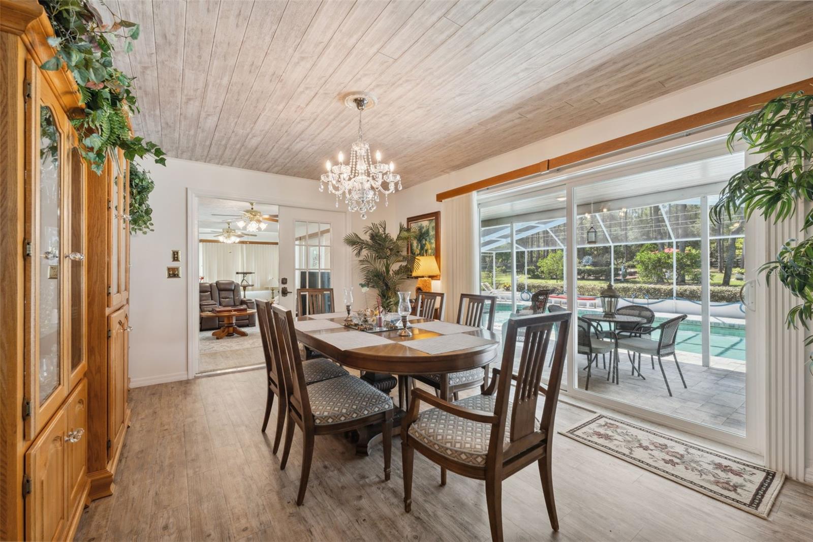 Listing photo id 17 for 1212 Redding Street