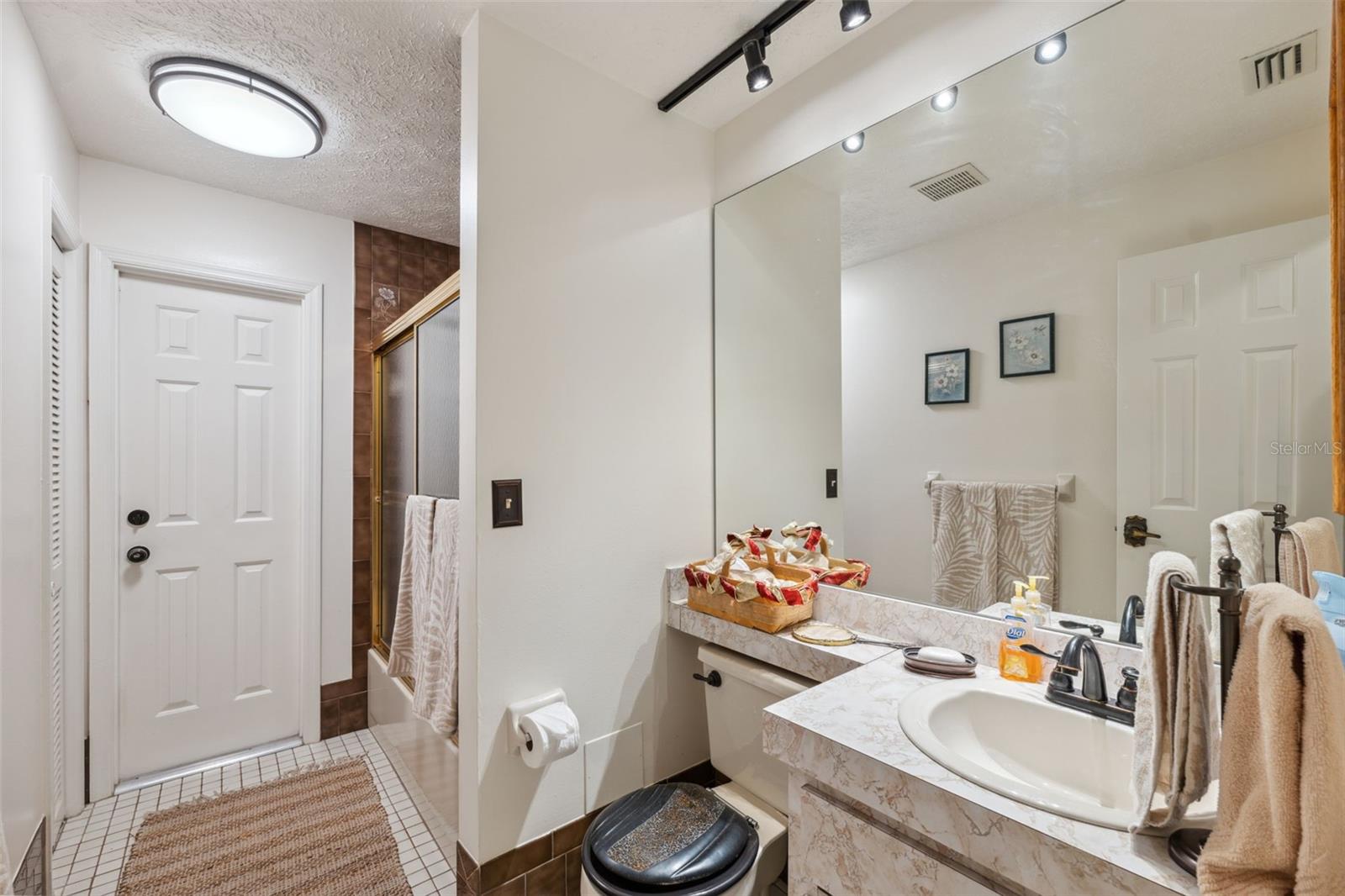 Listing photo id 31 for 1212 Redding Street