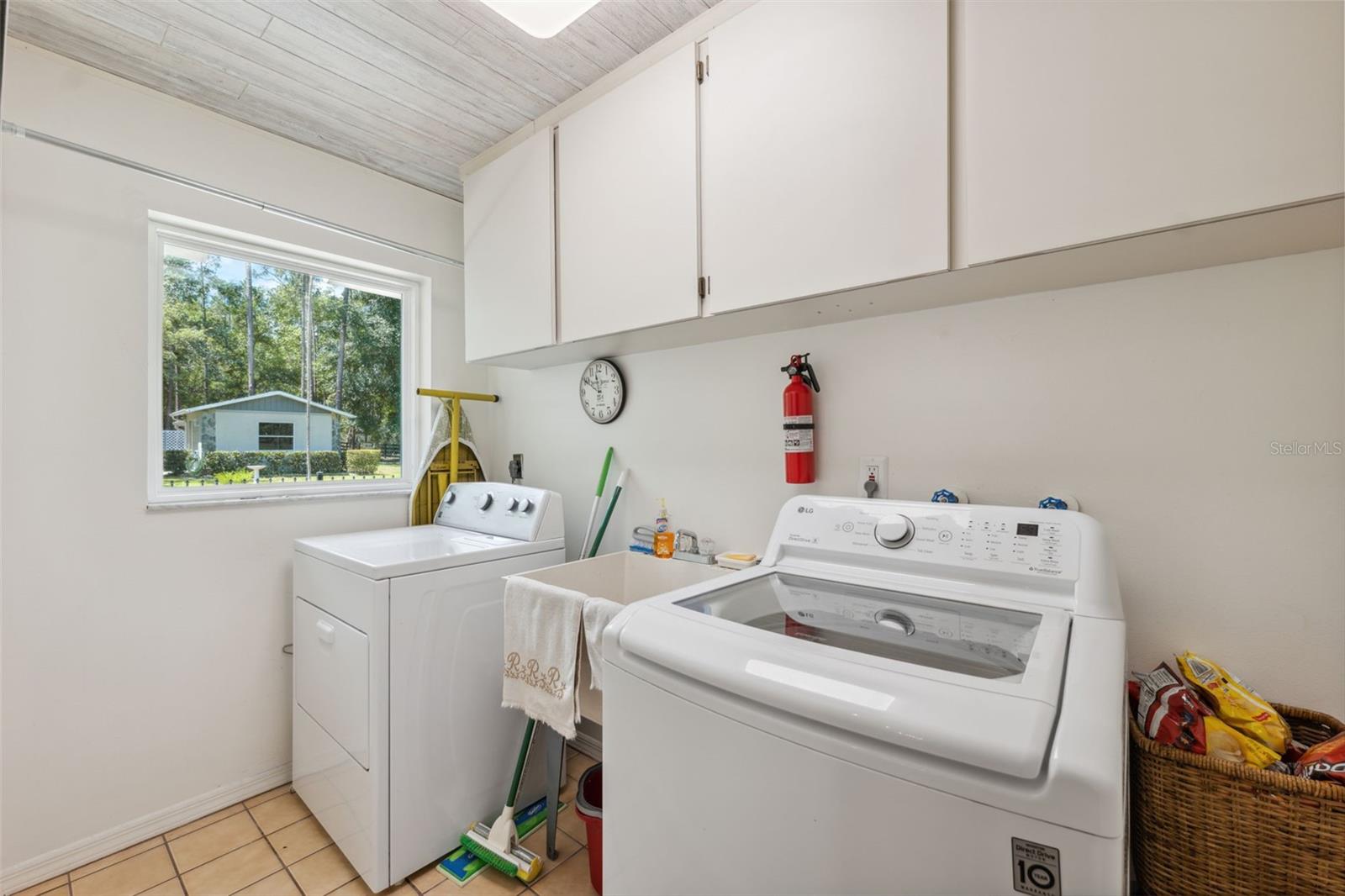 Listing photo id 32 for 1212 Redding Street