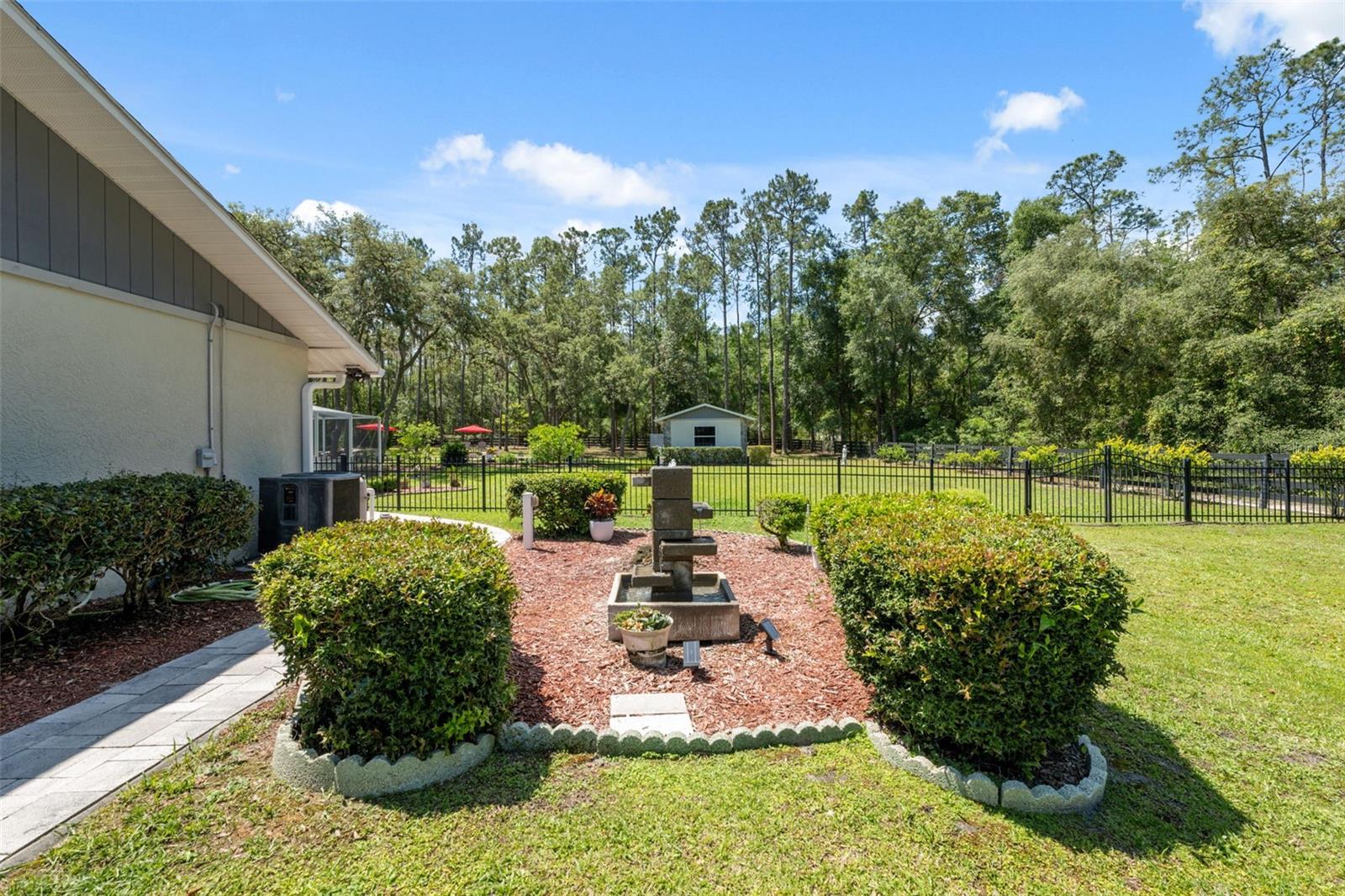 Listing photo id 39 for 1212 Redding Street