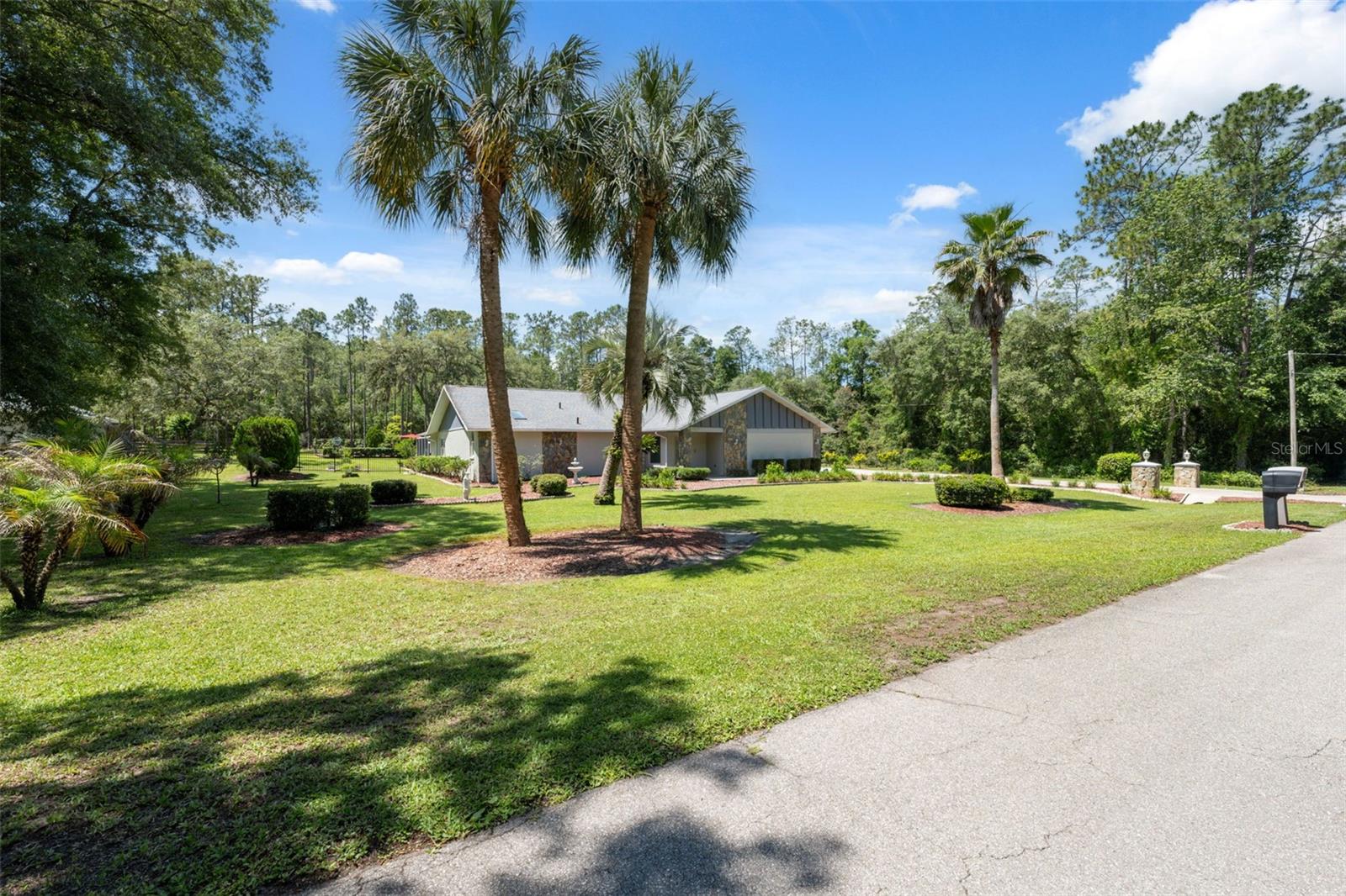 Listing photo id 47 for 1212 Redding Street