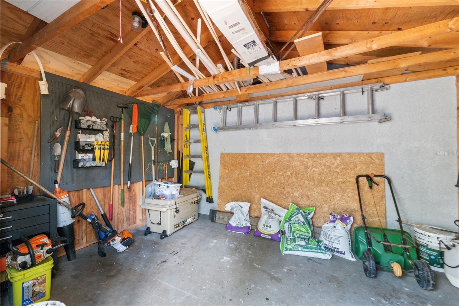 Listing photo id 54 for 1212 Redding Street