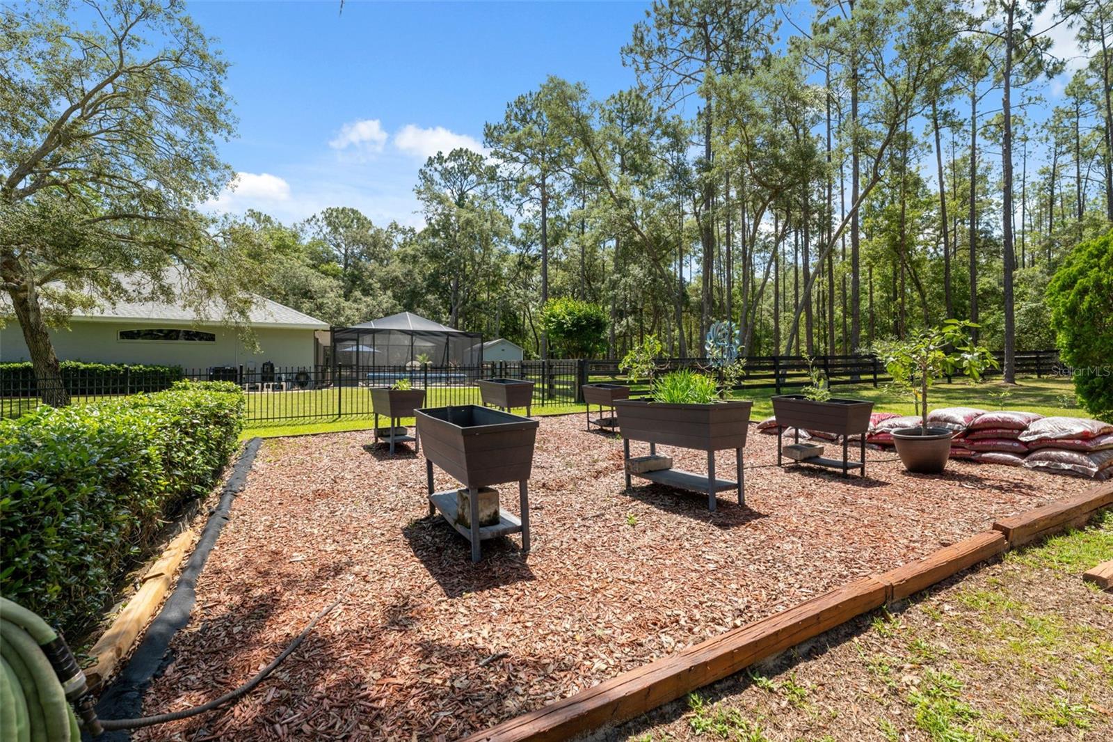 Listing photo id 55 for 1212 Redding Street