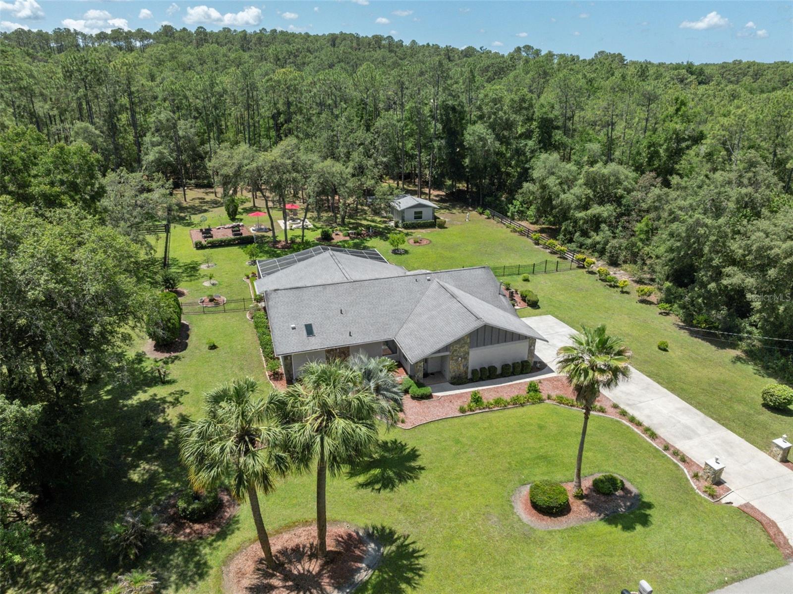 Listing photo id 61 for 1212 Redding Street