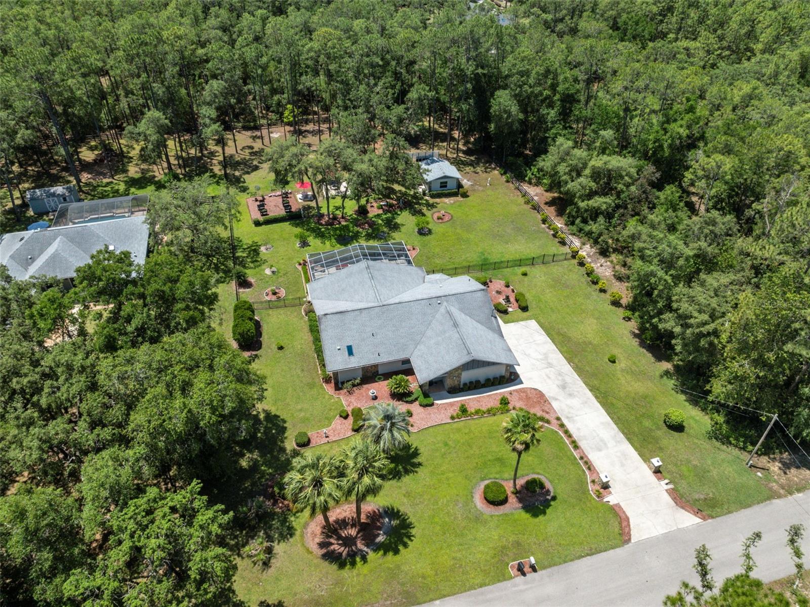 Listing photo id 63 for 1212 Redding Street