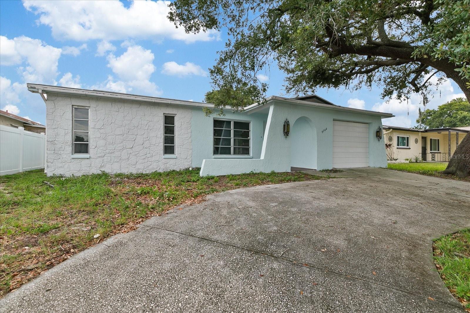 Listing photo id 3 for 9744 Rainelle Lane