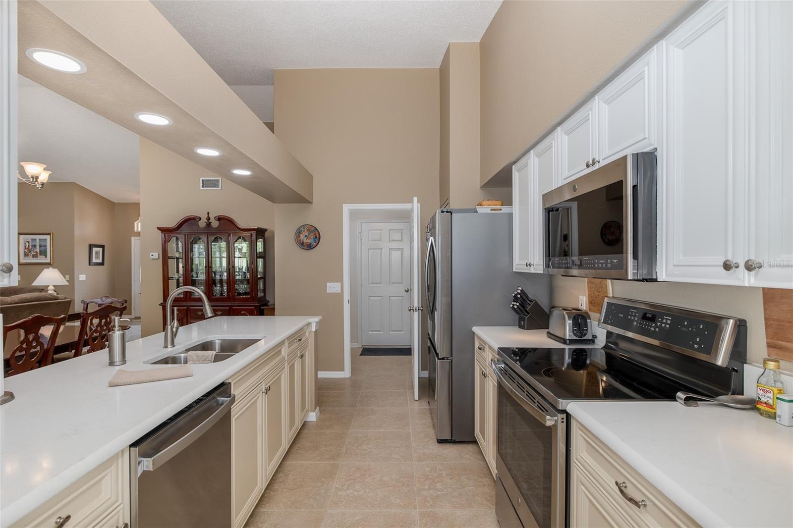 Listing photo id 16 for 1105 Flora Vista Street