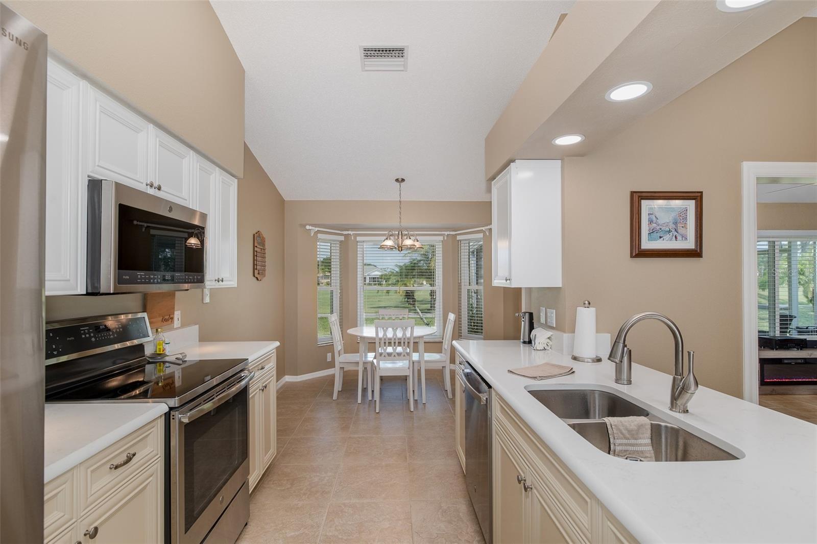 Listing photo id 17 for 1105 Flora Vista Street