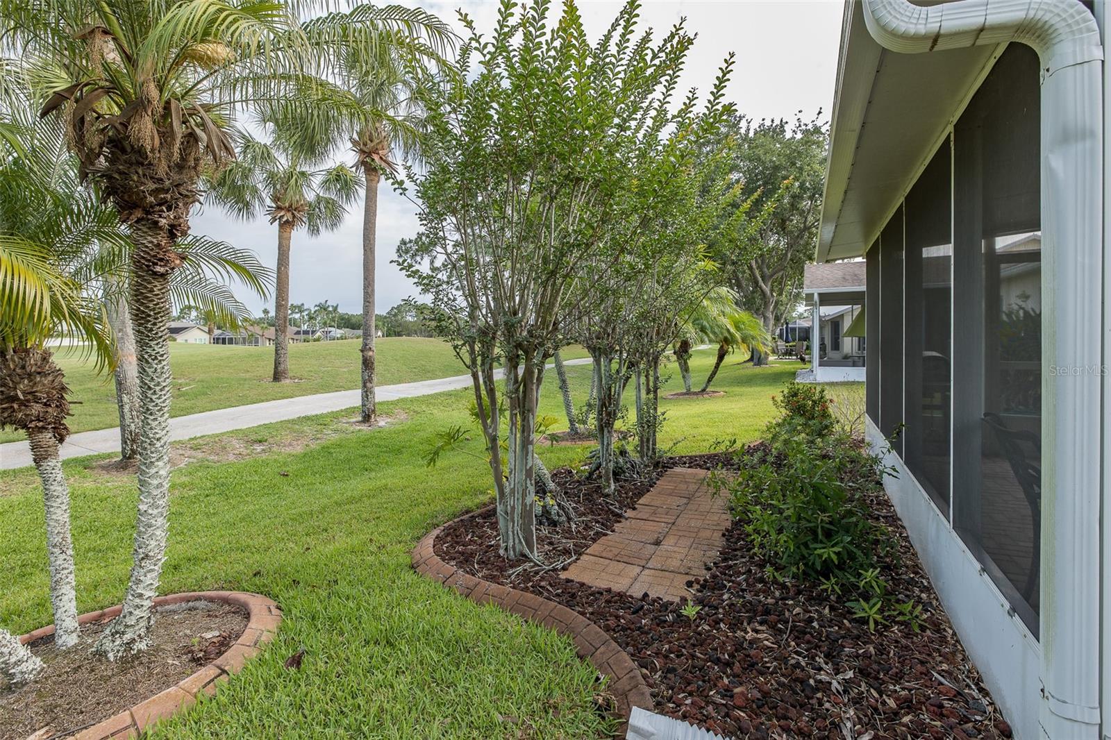 Listing photo id 25 for 1105 Flora Vista Street