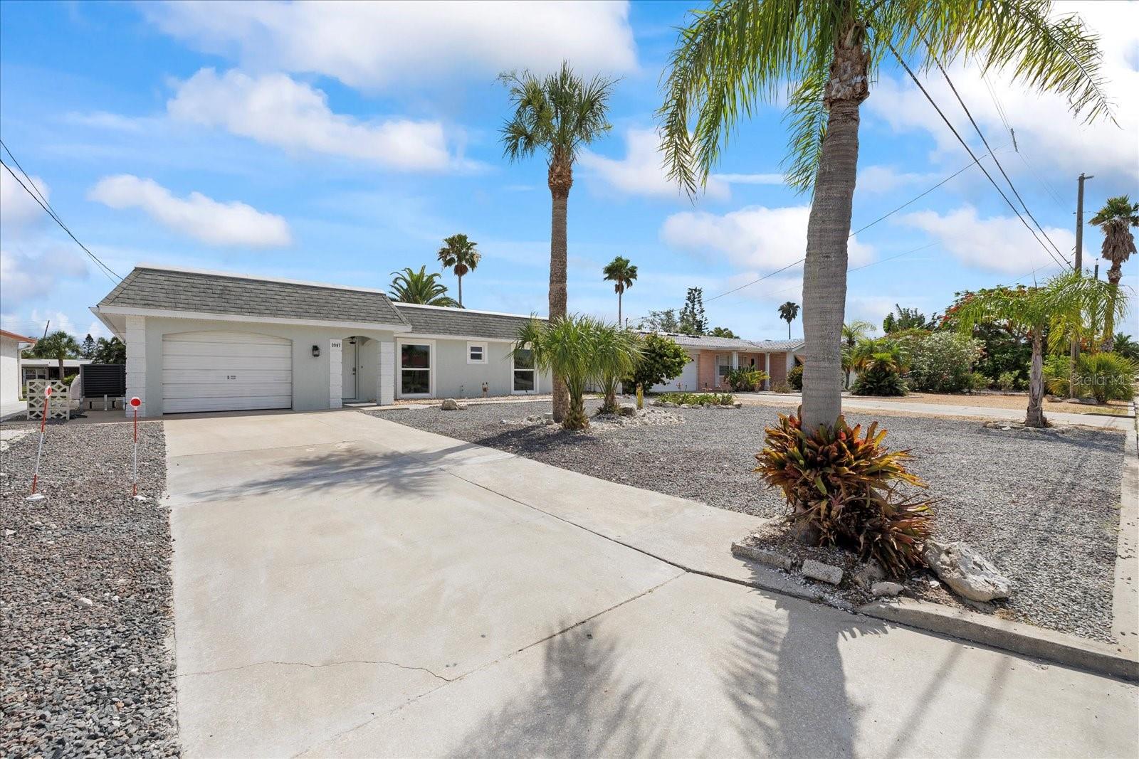 Listing photo id 8 for 3907 Headsail Drive