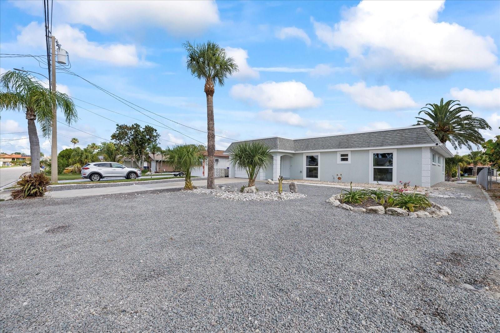 Listing photo id 9 for 3907 Headsail Drive