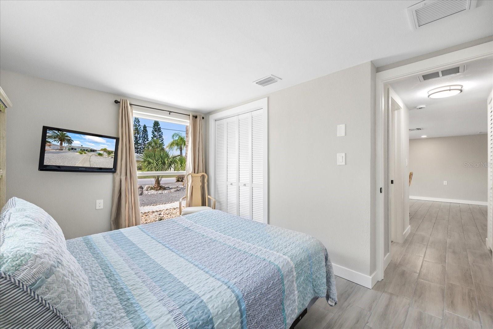 Listing photo id 18 for 3907 Headsail Drive