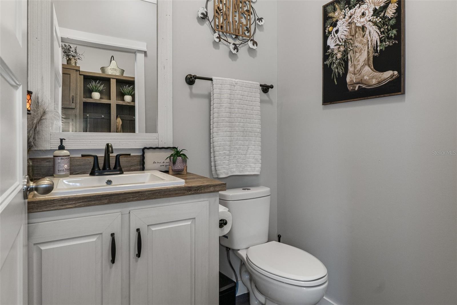 Image 16 of 44 For 7113 Shadywoods Court
