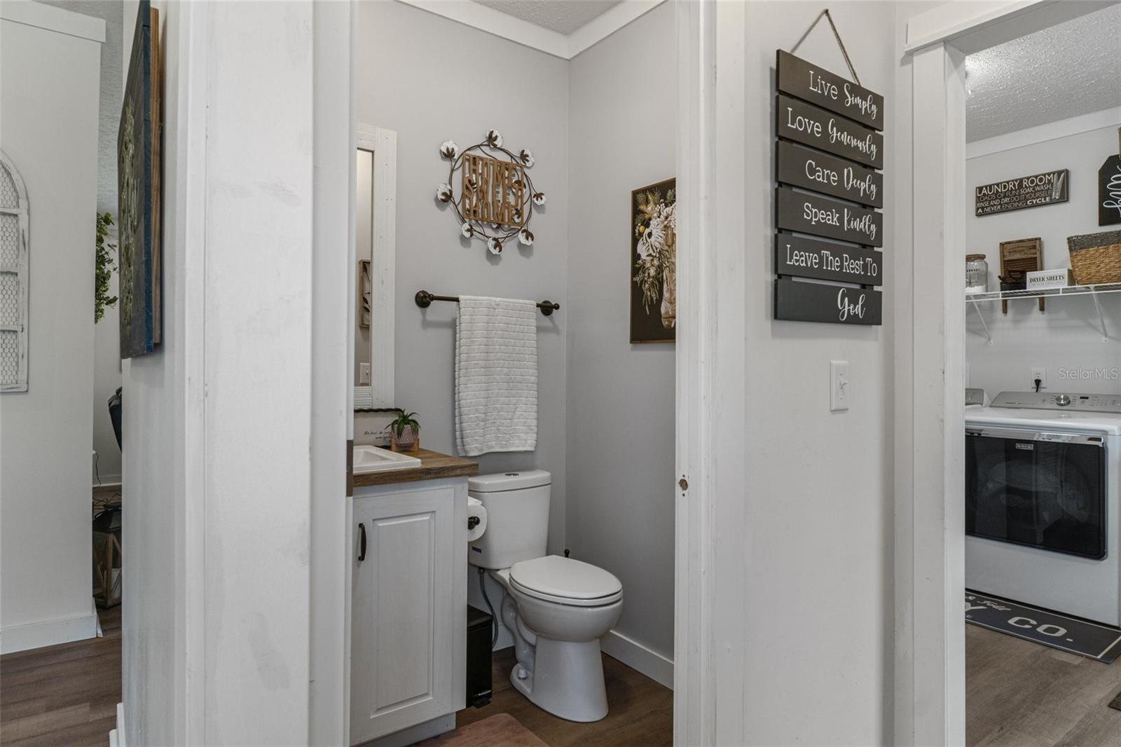 Image 17 of 44 For 7113 Shadywoods Court
