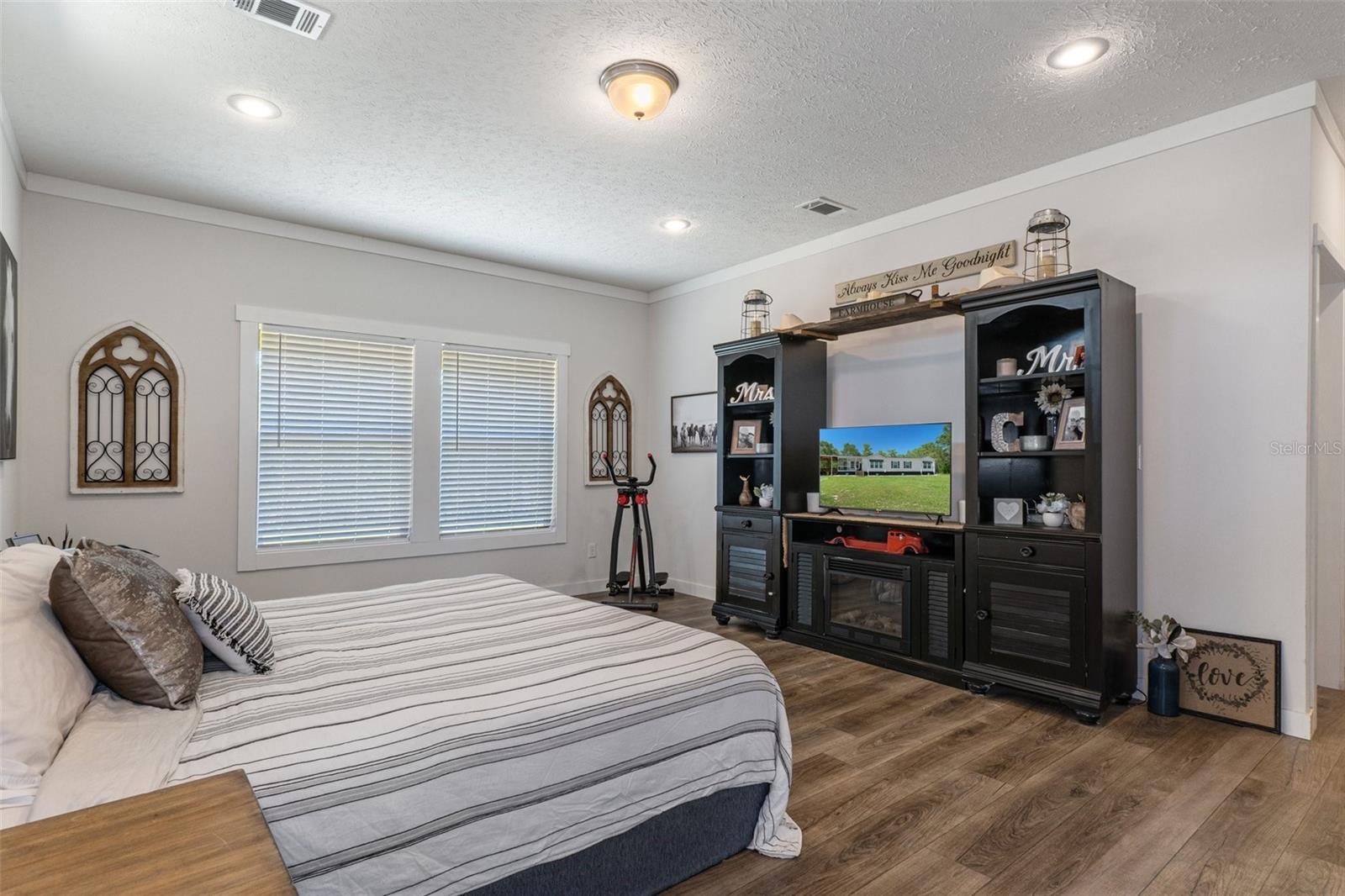 Image 25 of 44 For 7113 Shadywoods Court