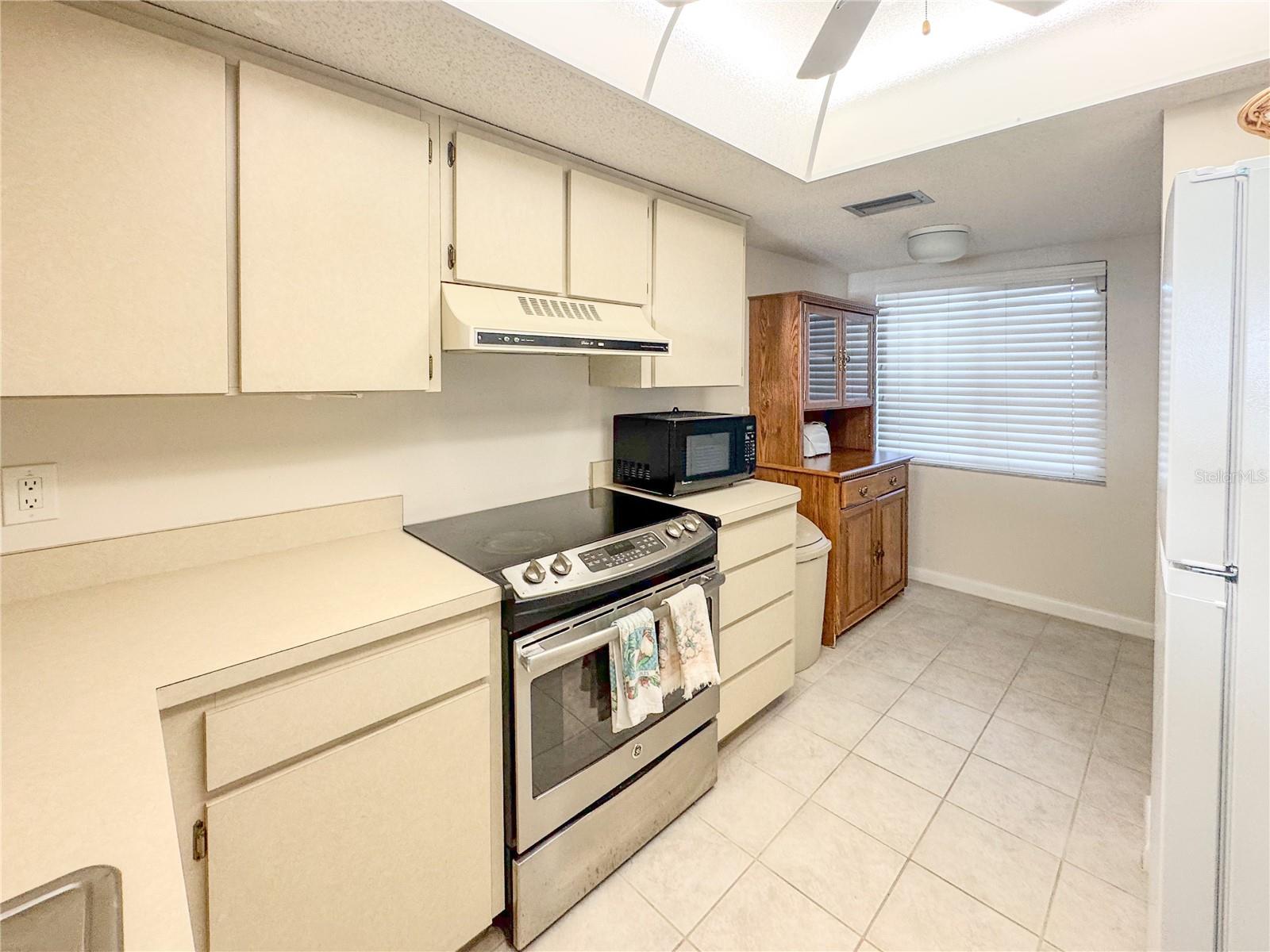 Image 7 of 53 For 8211 Brent Street 836