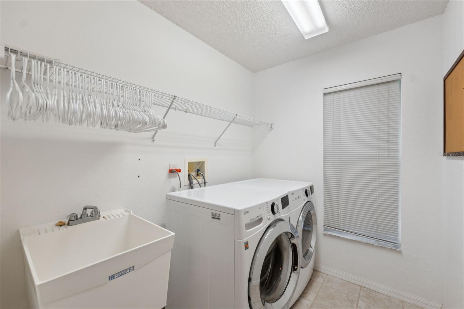 Listing photo id 35 for 10296 Palmgren