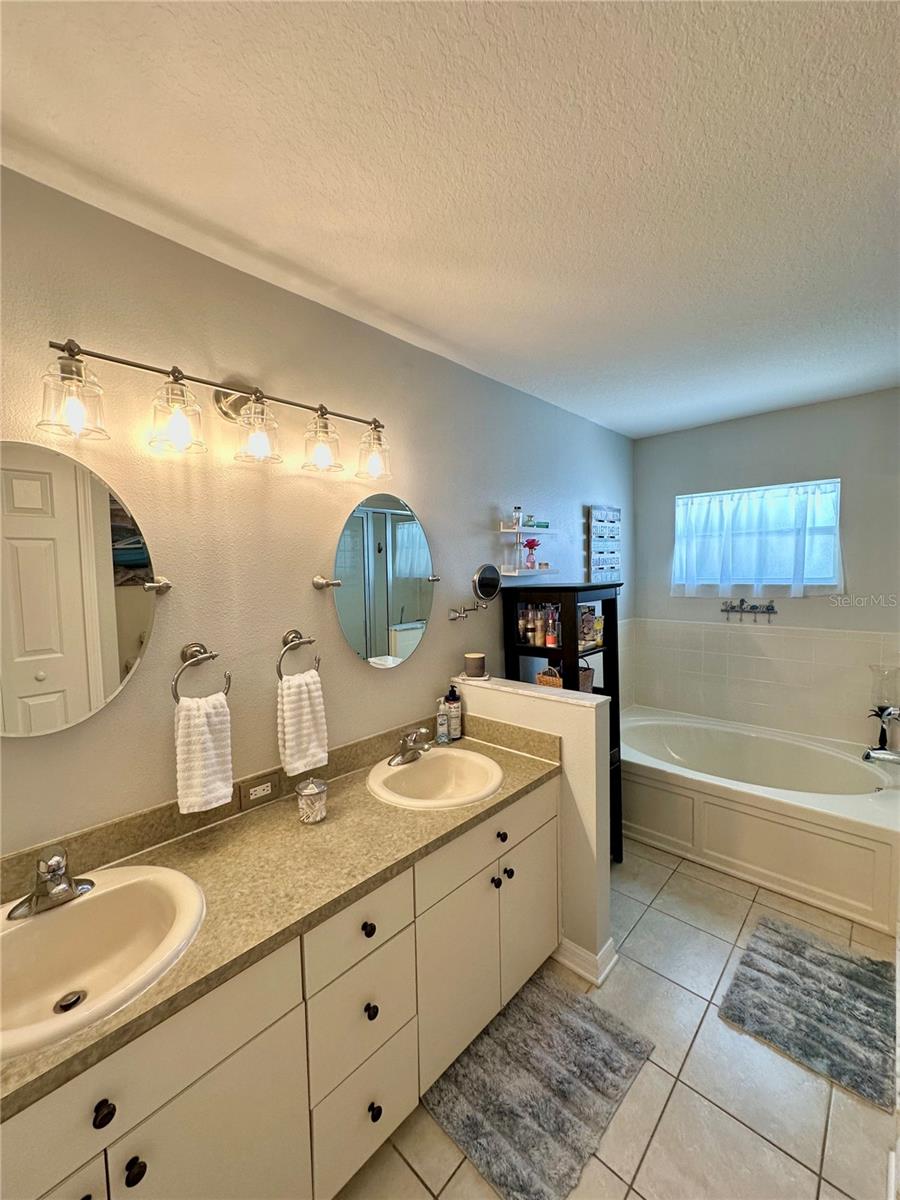 Image 25 of 39 For 9808 Riverchase Drive