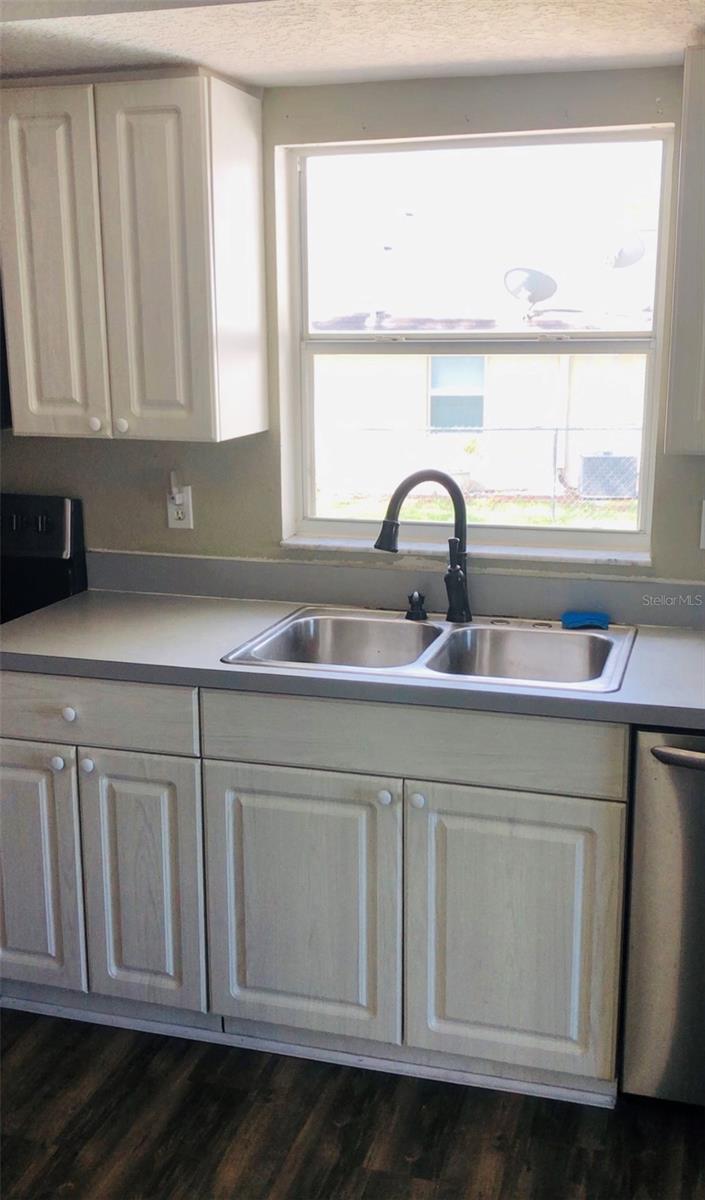 Listing photo id 9 for 11160 Leland Street