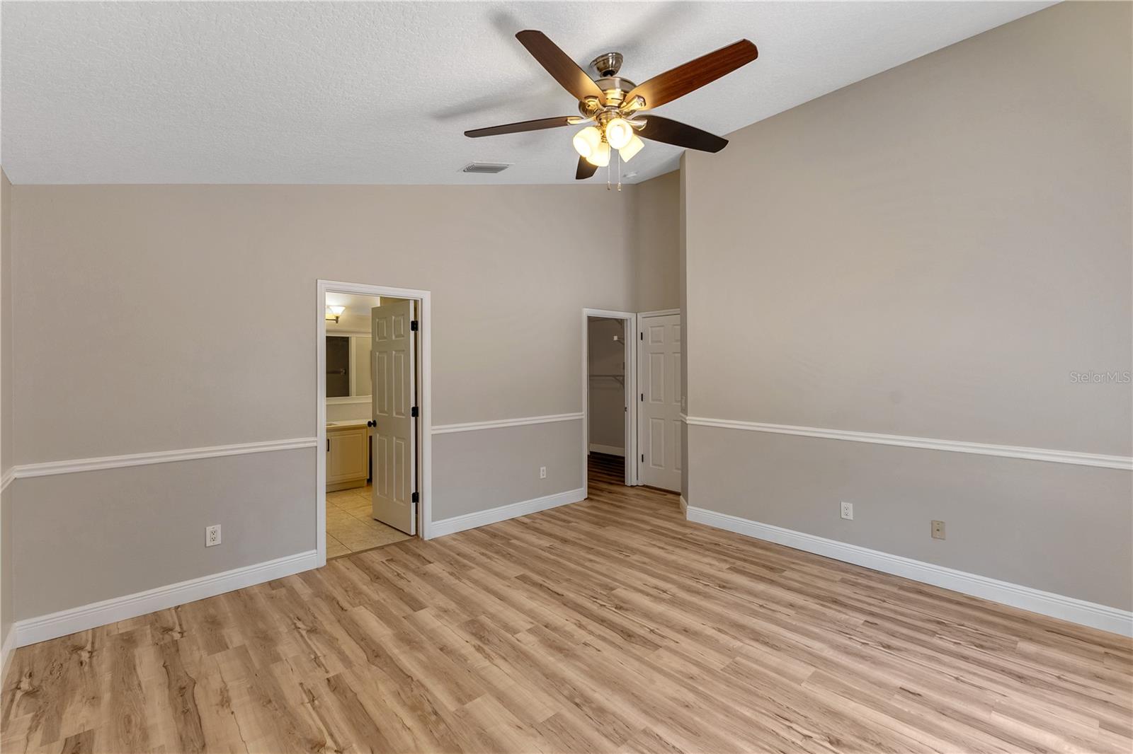 Image 17 of 49 For 9729 Bay Colony Drive