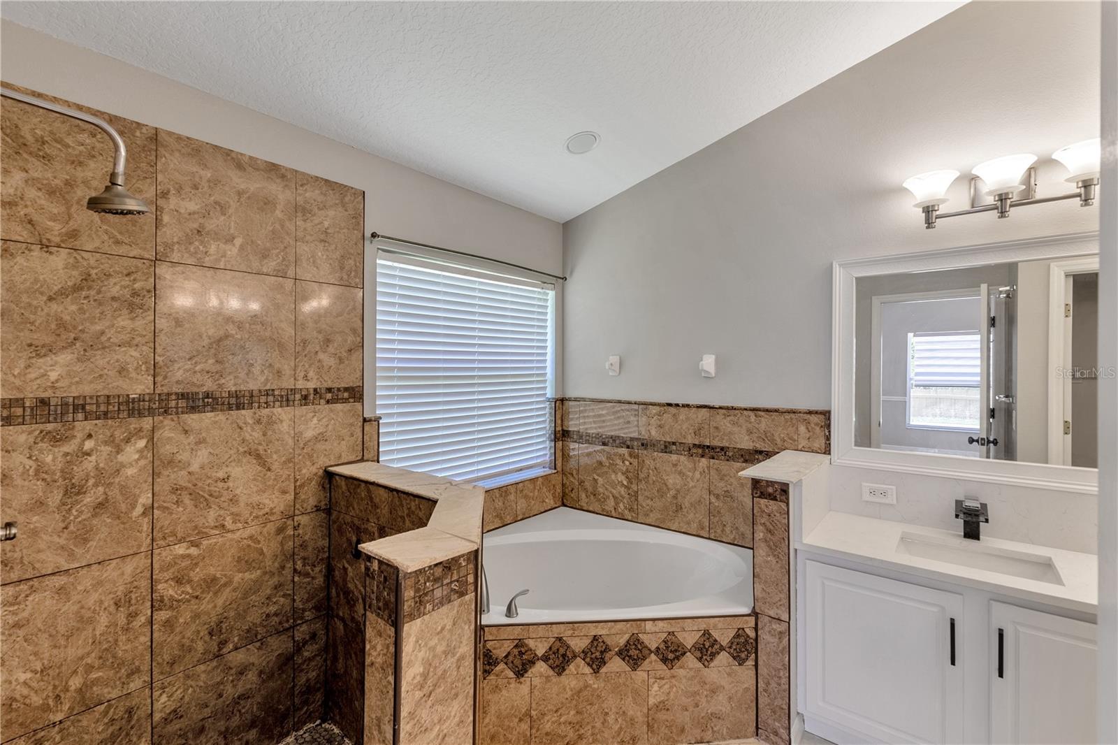 Image 22 of 49 For 9729 Bay Colony Drive