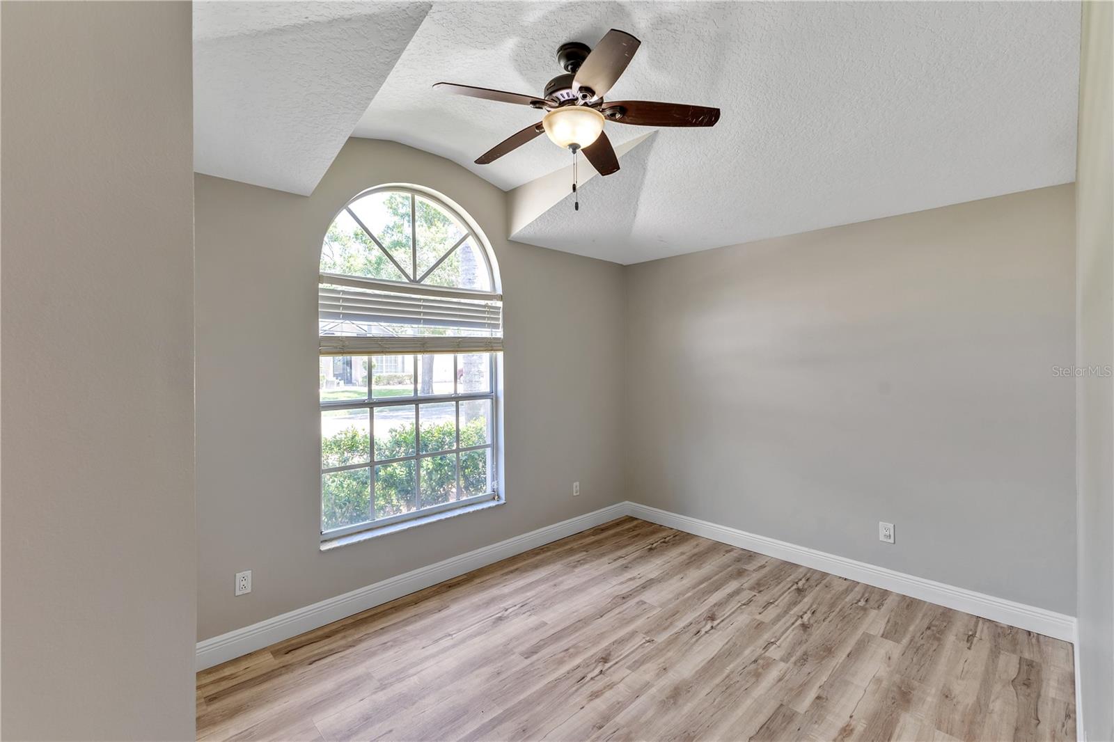 Image 23 of 49 For 9729 Bay Colony Drive