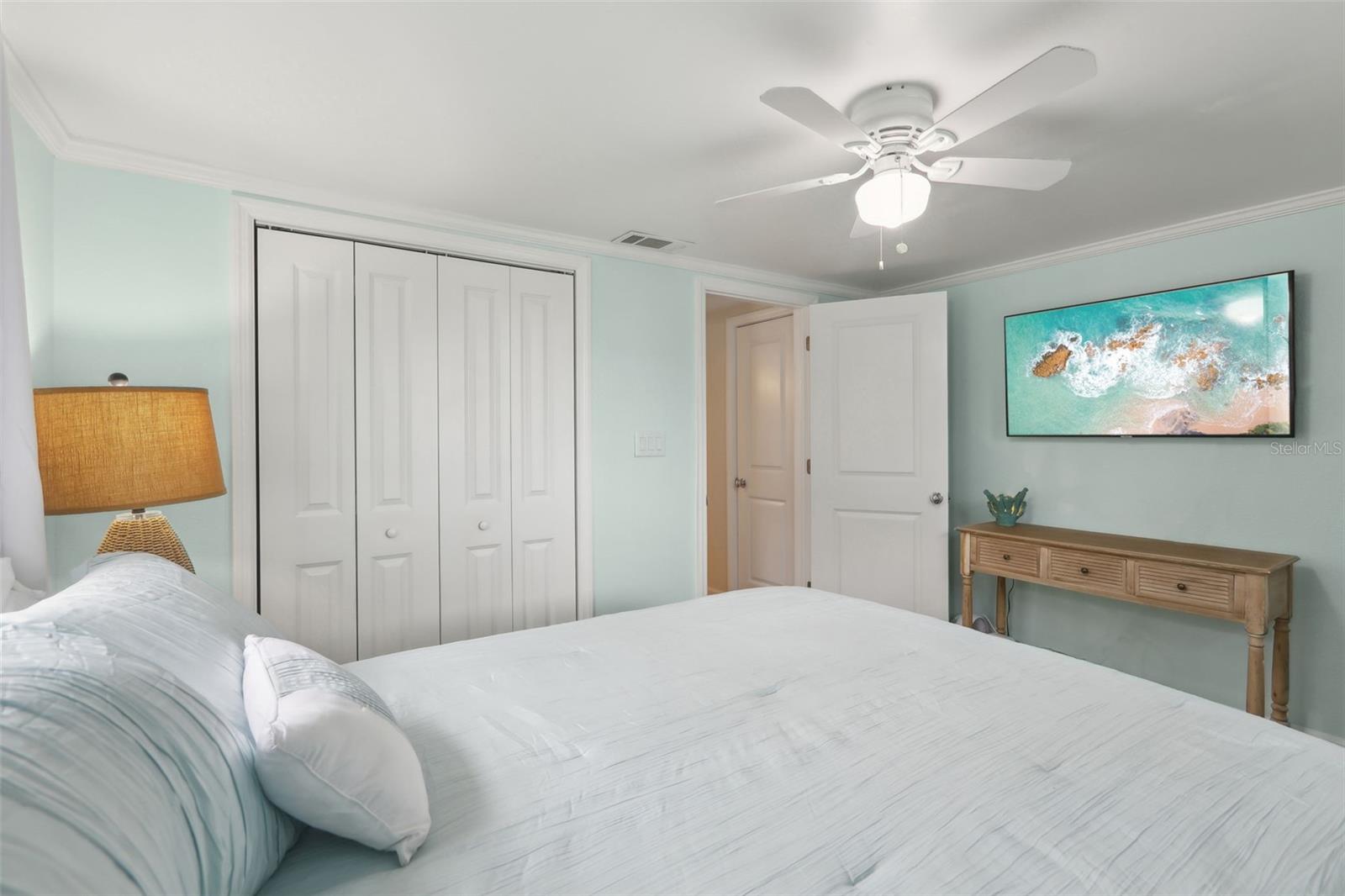 Listing photo id 14 for 4942 Blue Heron Drive
