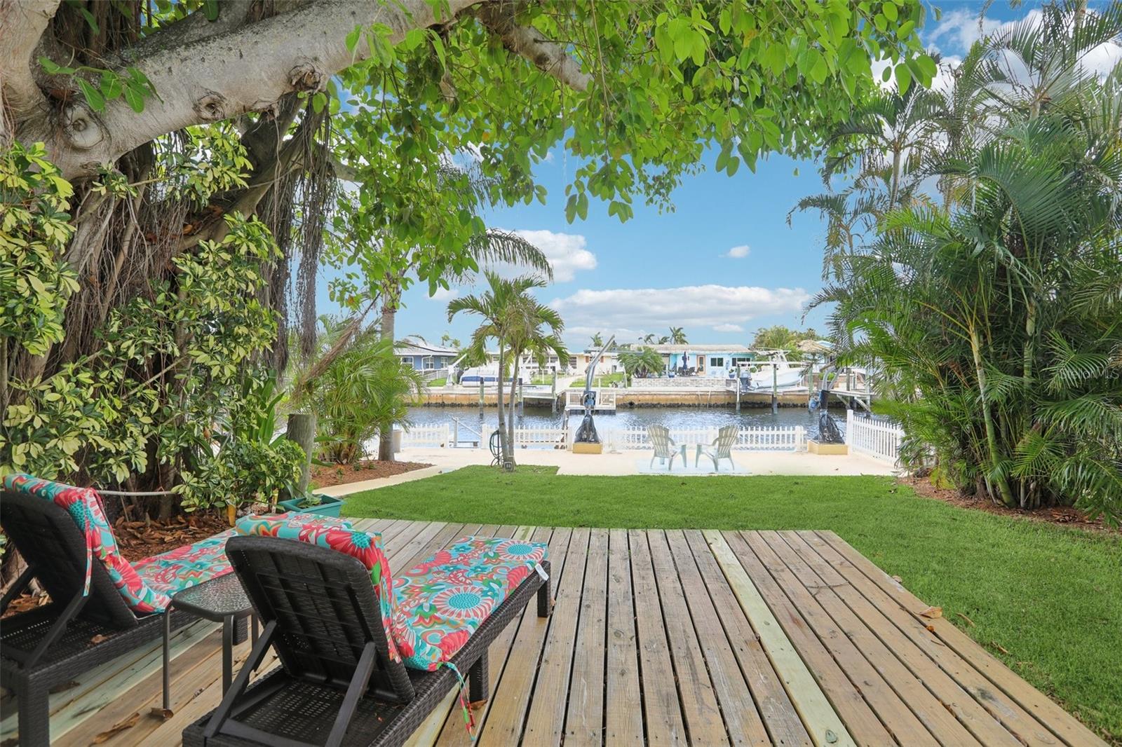 Listing photo id 24 for 4942 Blue Heron Drive