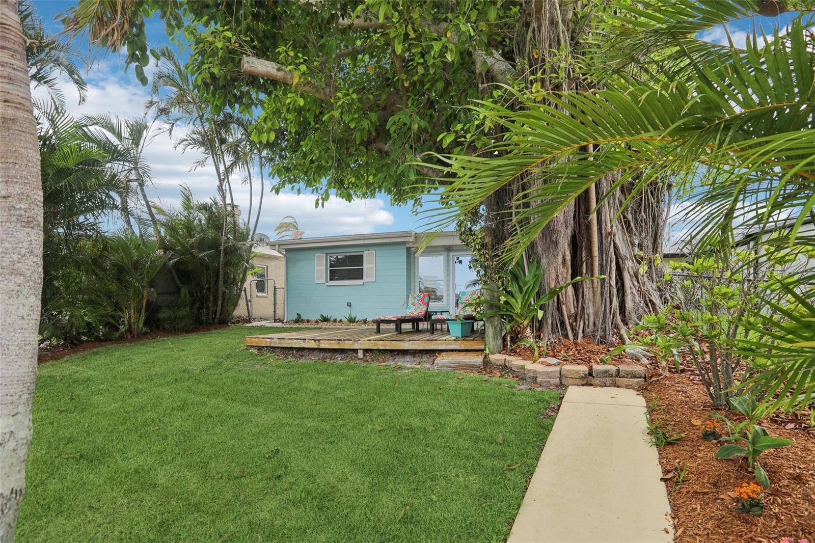Listing photo id 26 for 4942 Blue Heron Drive