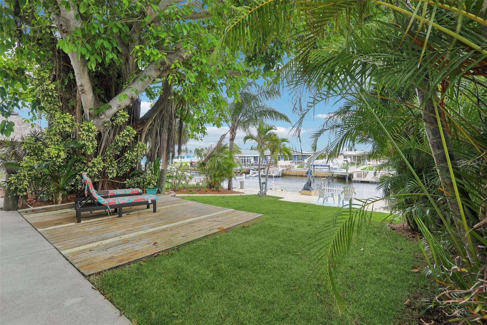 Listing photo id 32 for 4942 Blue Heron Drive