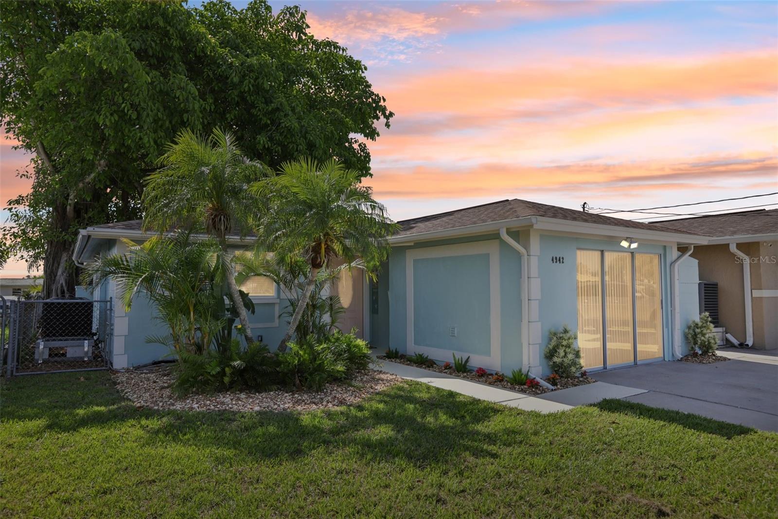 Listing photo id 2 for 4942 Blue Heron Drive