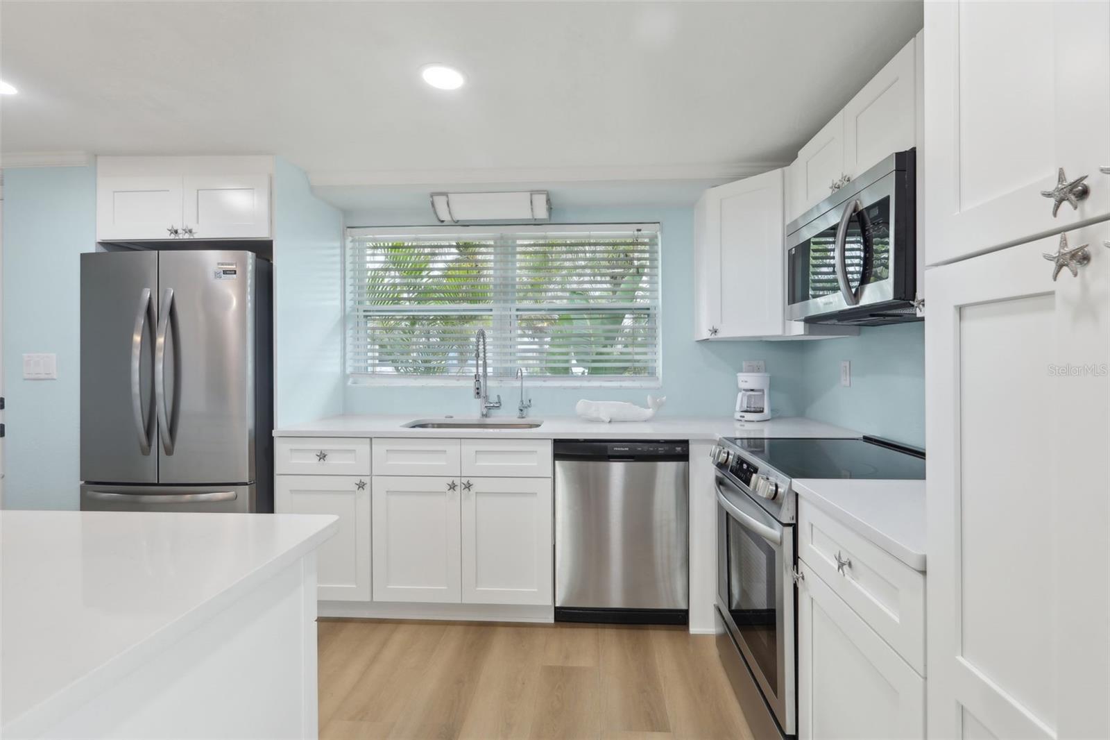 Listing photo id 4 for 4942 Blue Heron Drive