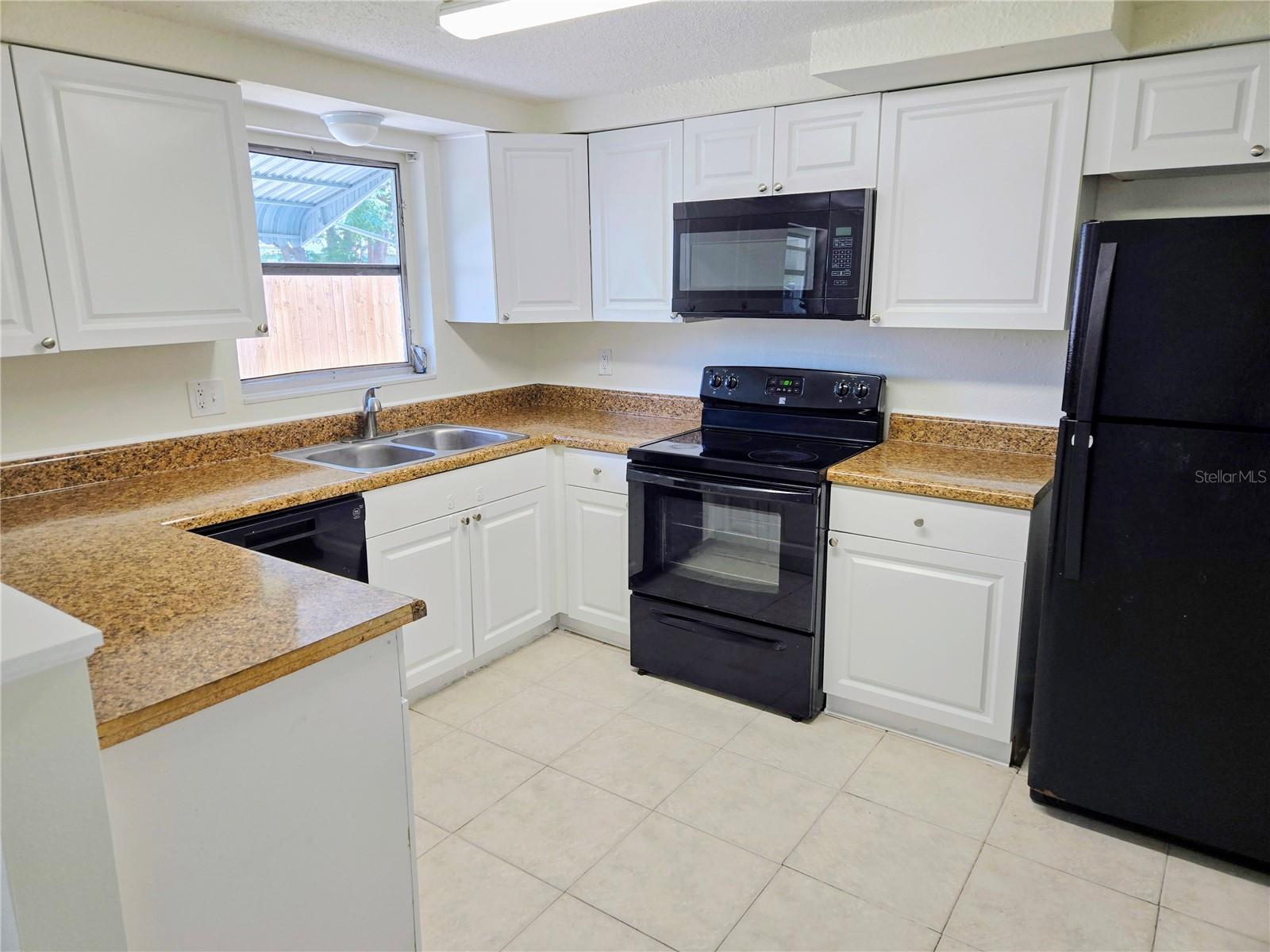 Listing photo id 3 for 2051 Peggy Drive