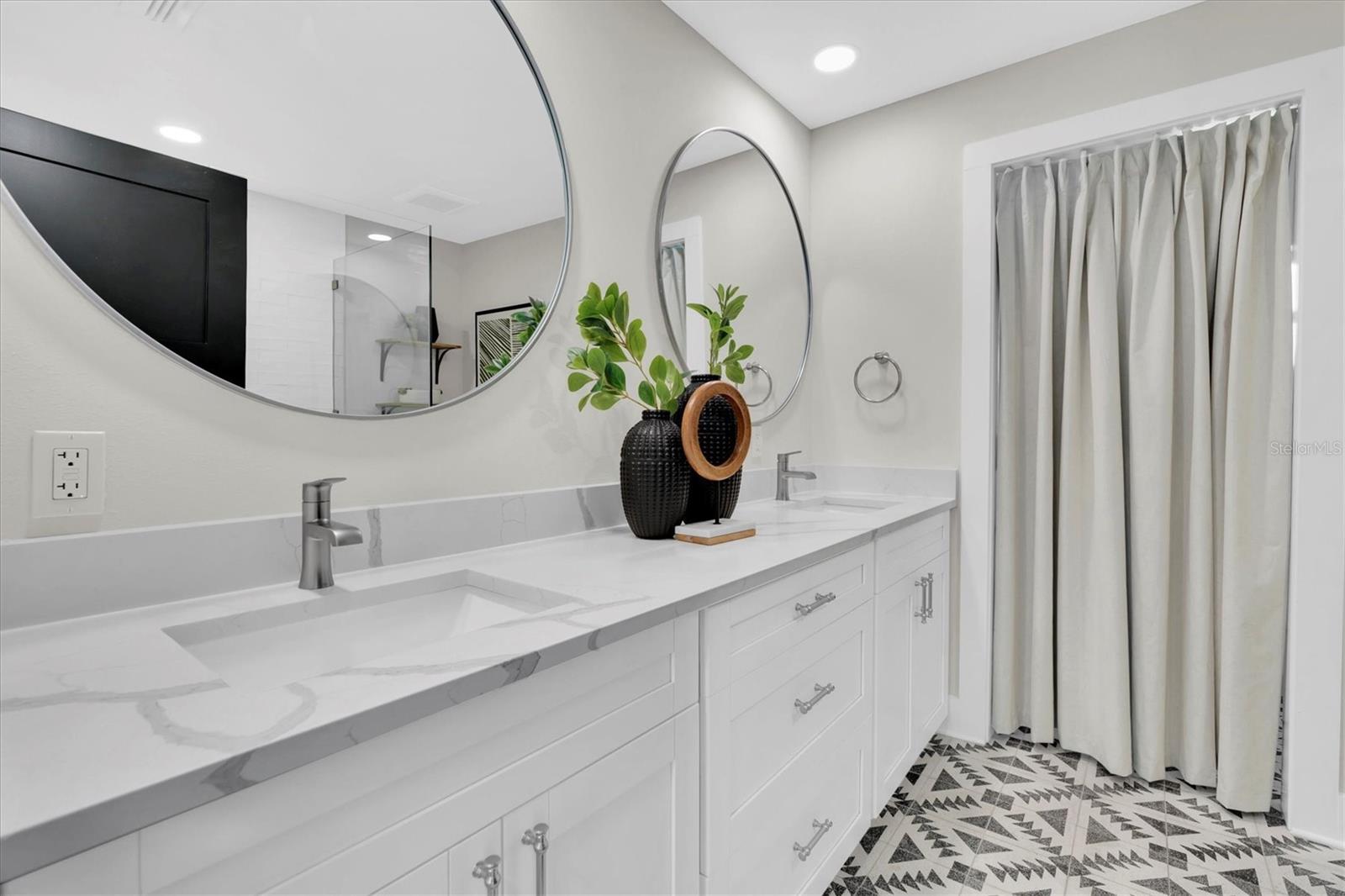 Listing photo id 18 for 18102 Spencer Road