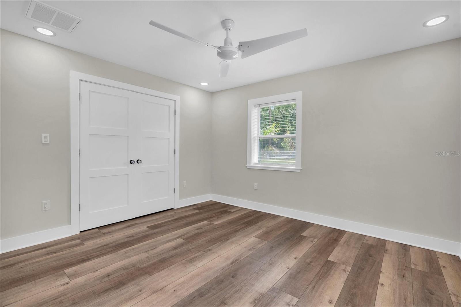 Listing photo id 23 for 18102 Spencer Road