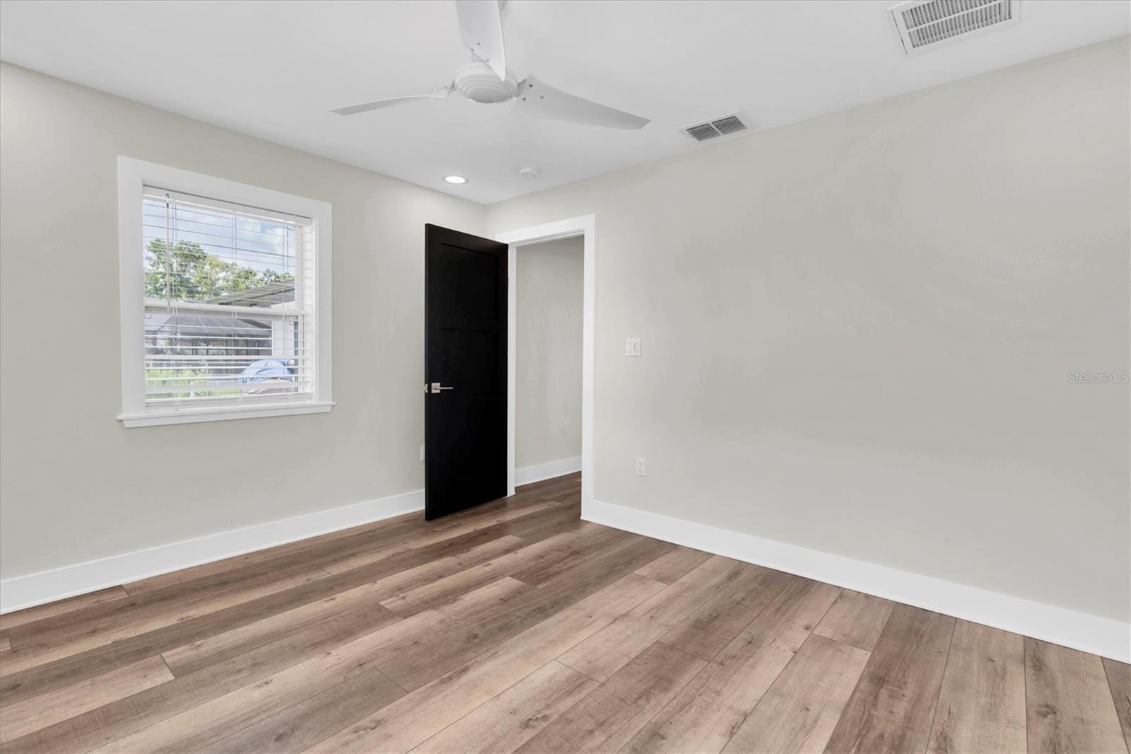 Listing photo id 24 for 18102 Spencer Road