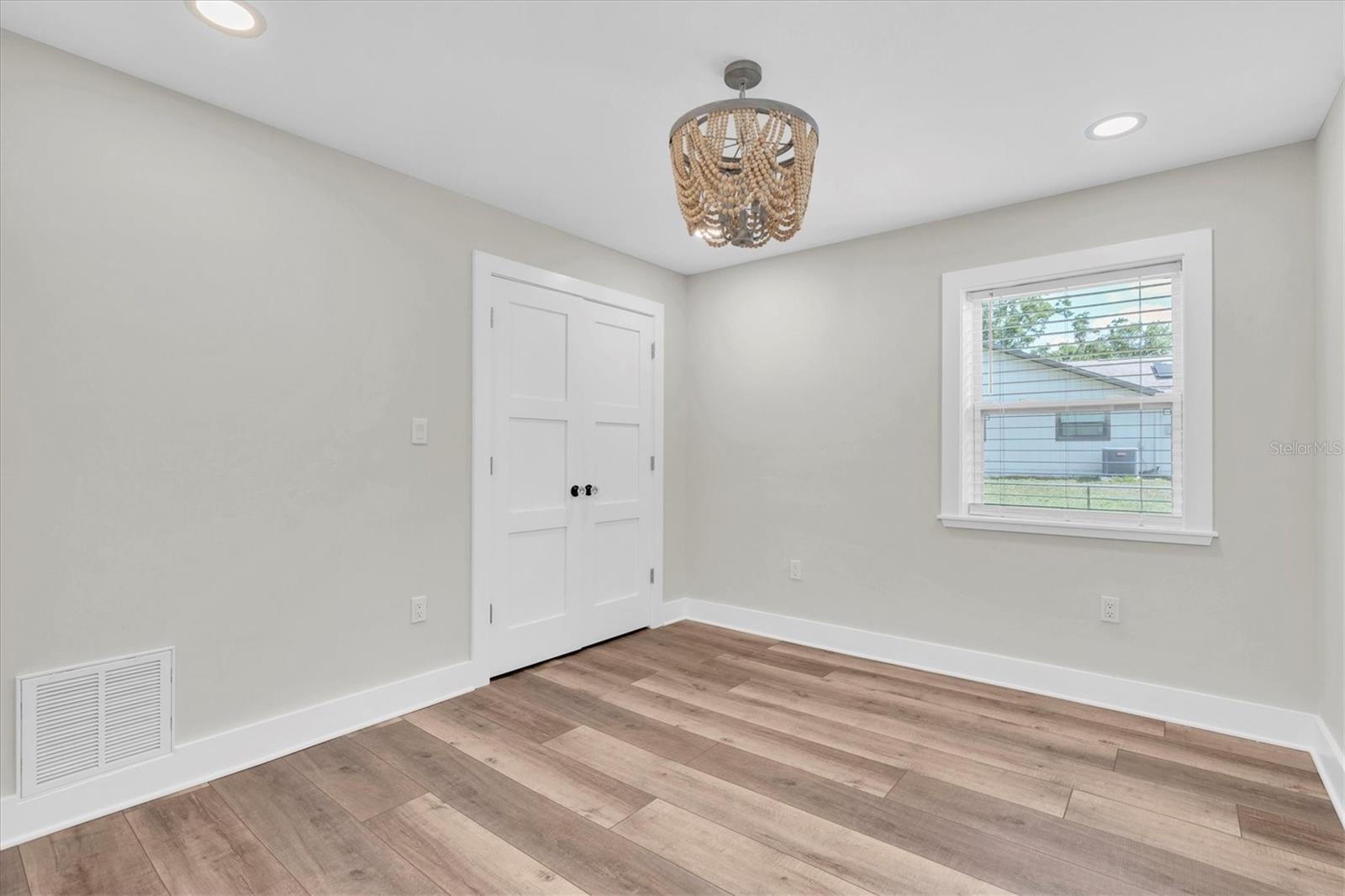 Listing photo id 26 for 18102 Spencer Road