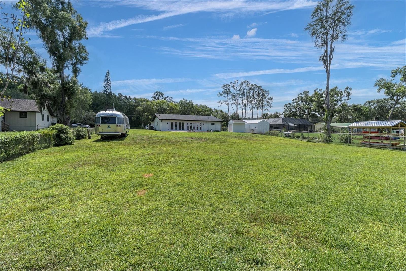 Listing photo id 34 for 18102 Spencer Road