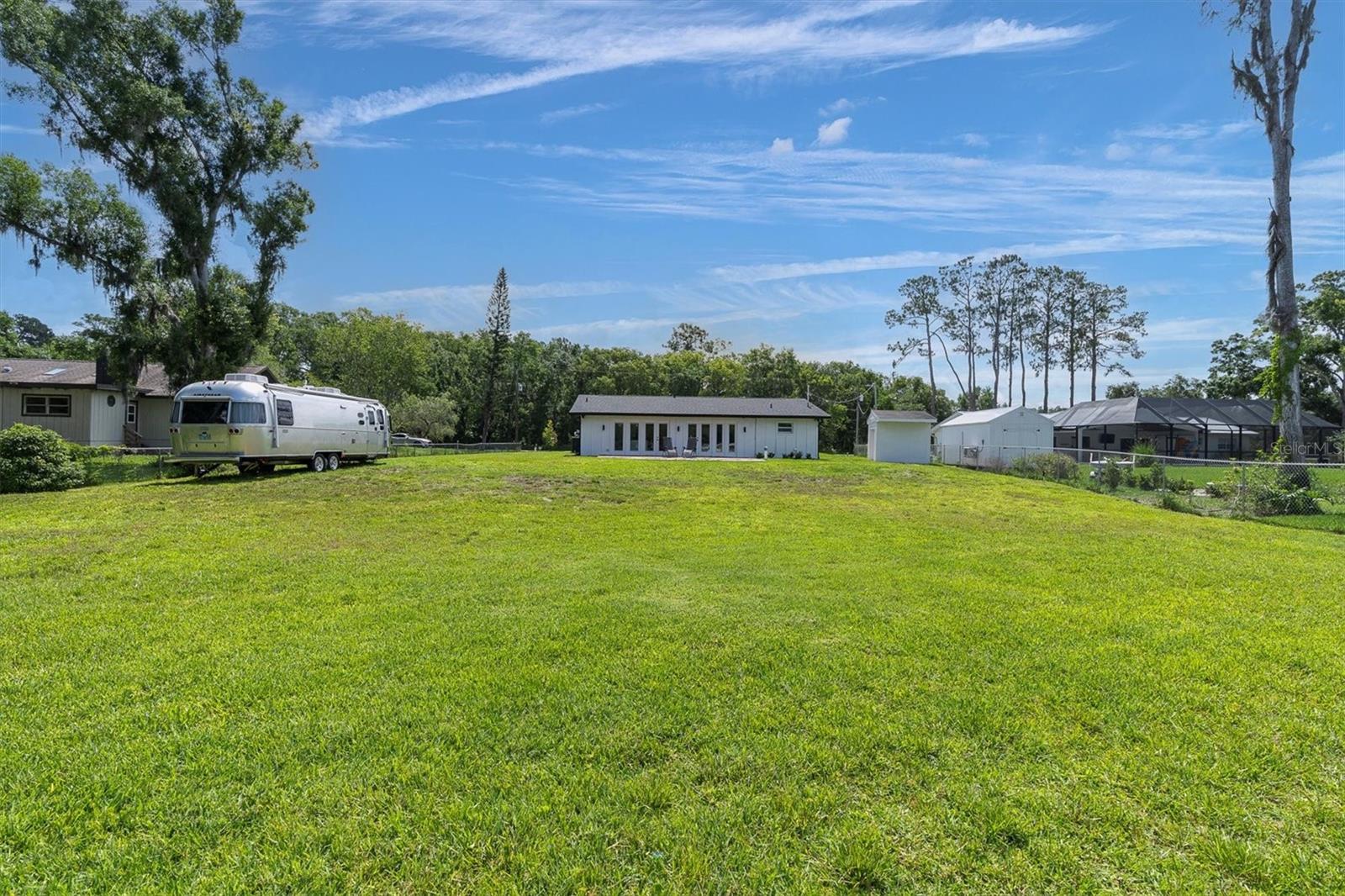 Listing photo id 35 for 18102 Spencer Road