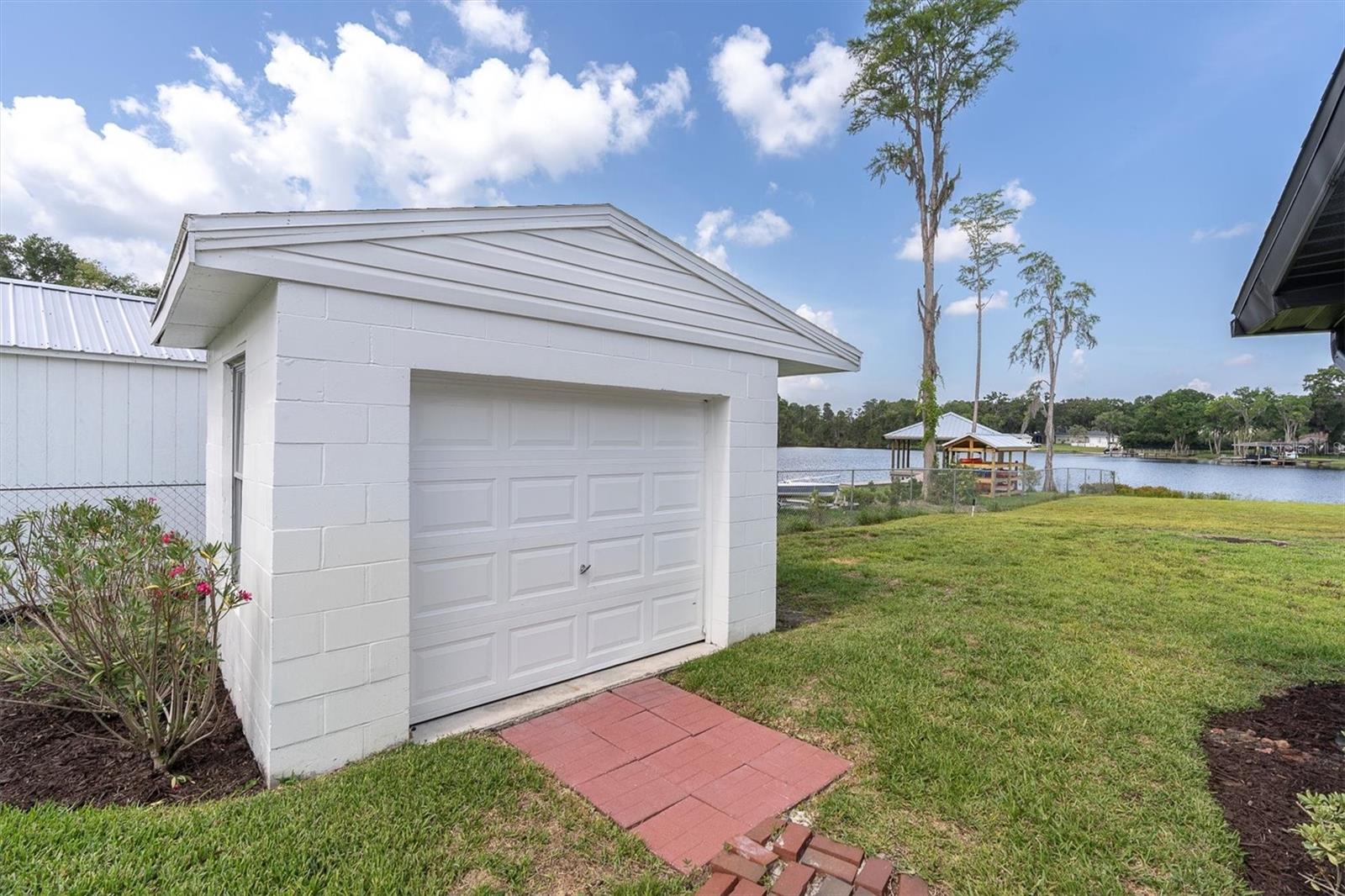 Listing photo id 36 for 18102 Spencer Road