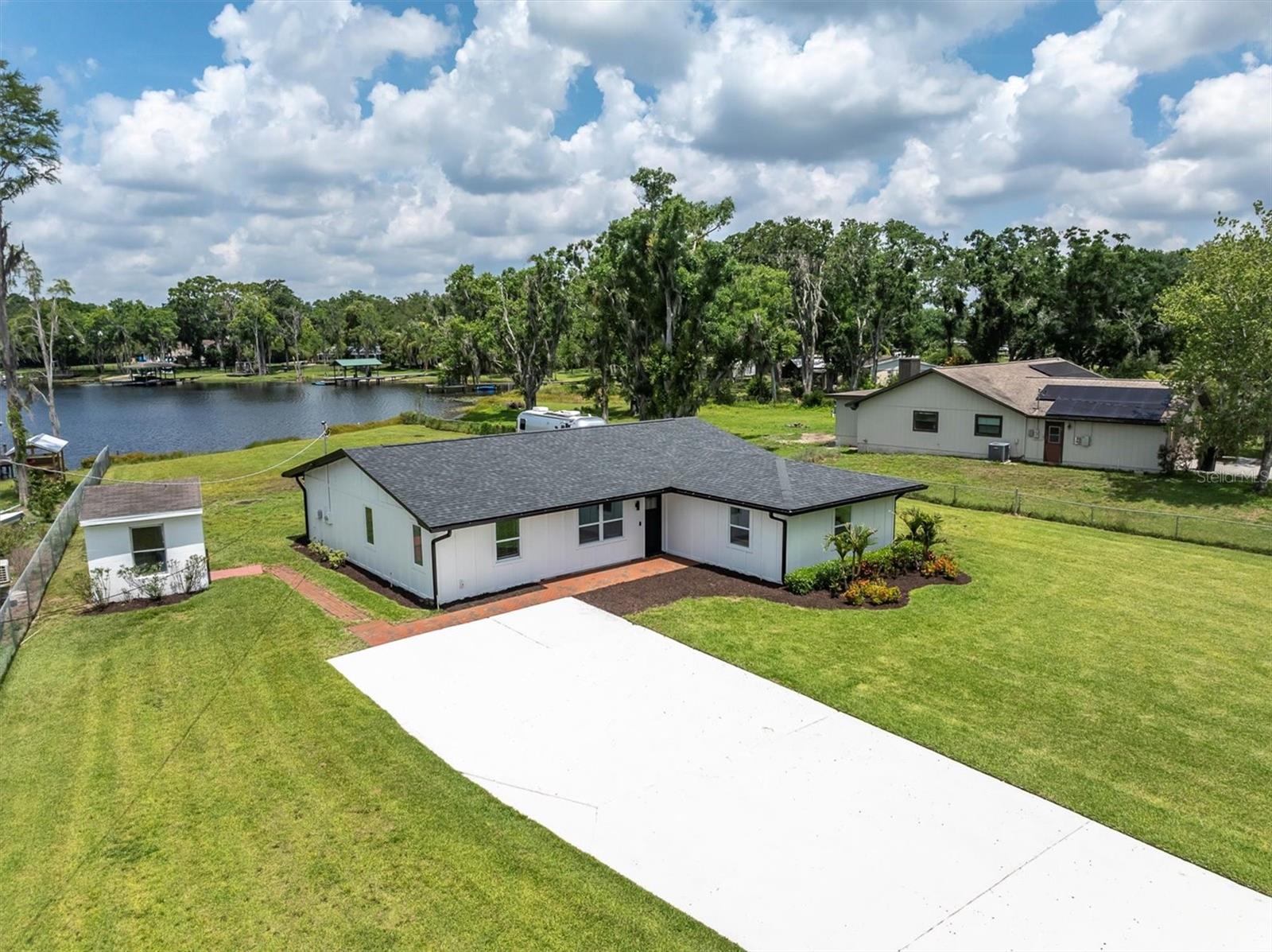 Listing photo id 37 for 18102 Spencer Road