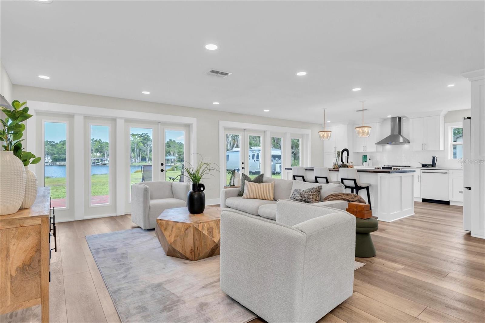 Listing photo id 3 for 18102 Spencer Road