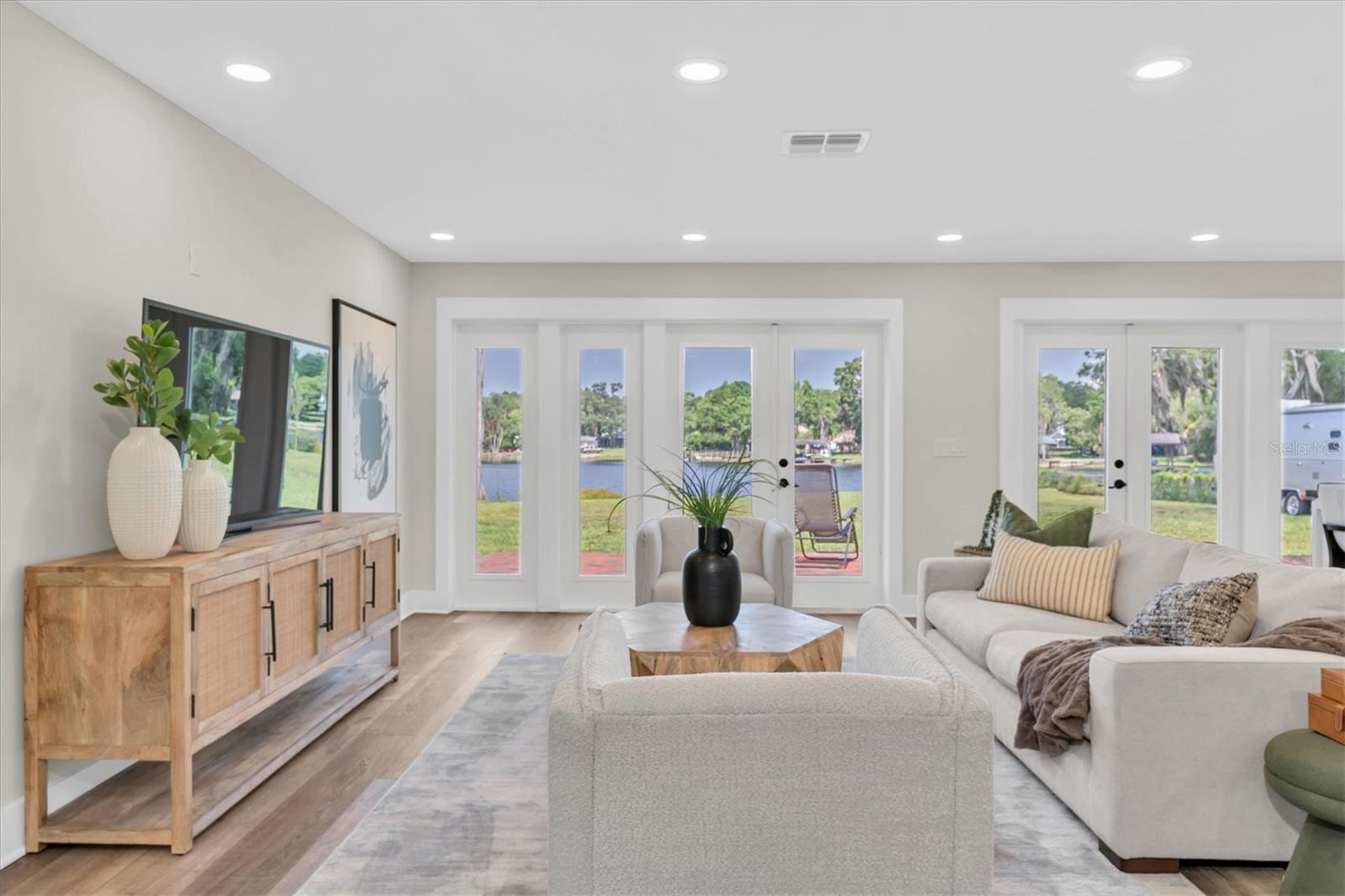 Listing photo id 5 for 18102 Spencer Road
