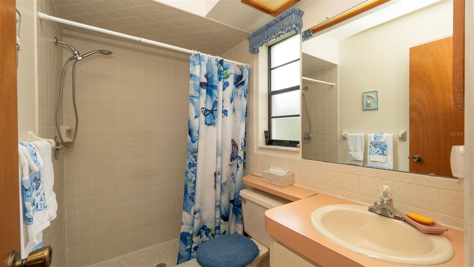 Listing photo id 12 for 5309 Bayonne Avenue