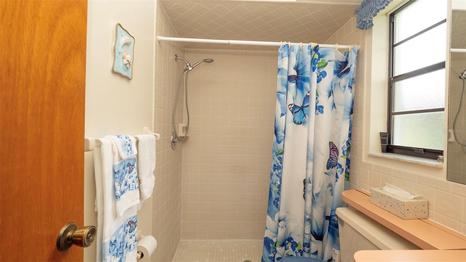 Listing photo id 13 for 5309 Bayonne Avenue