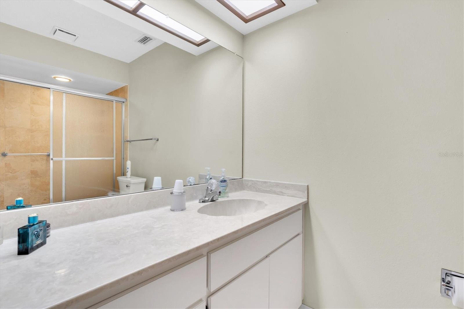 Listing photo id 14 for 9334 Whitstone Court